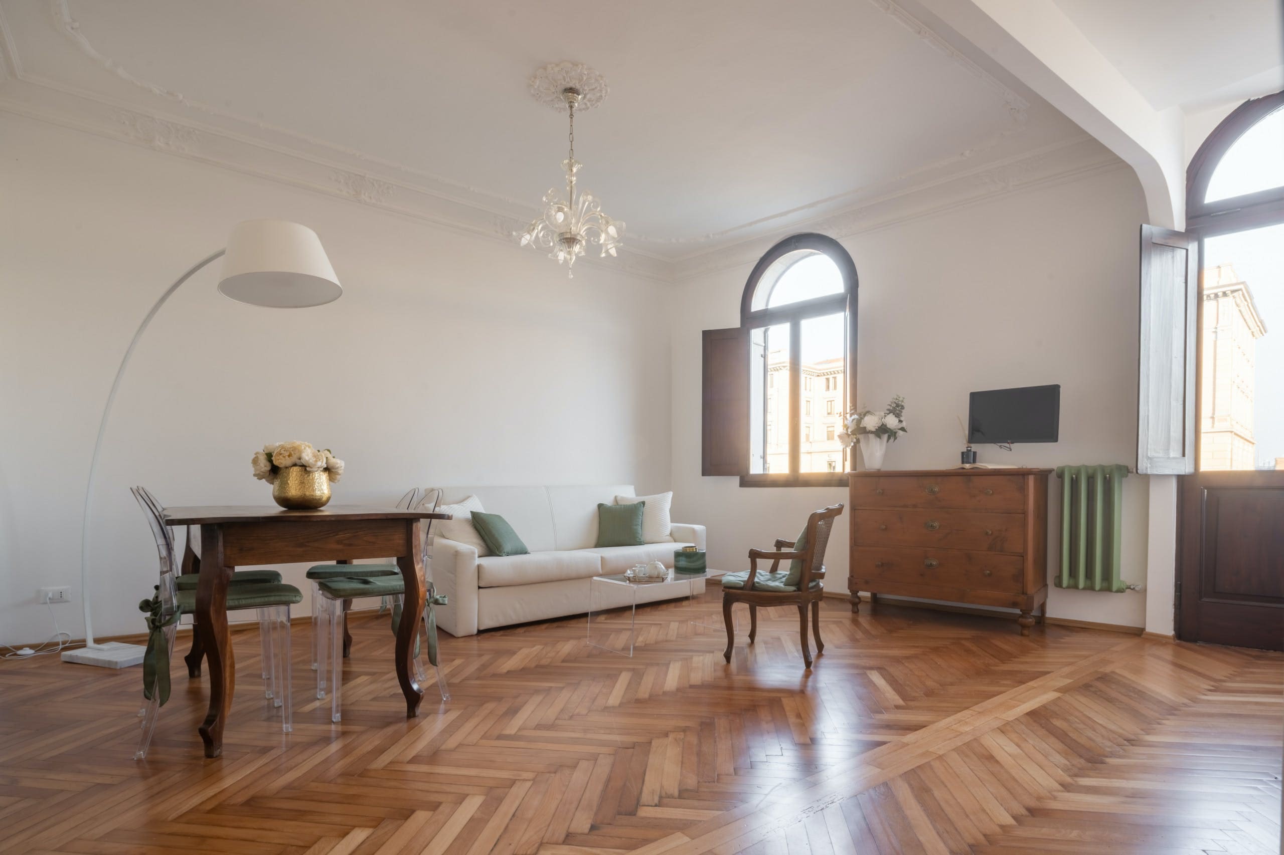 Palazzo Contarini Santa Lucia: Chic 2-Bedroom Apartment with Seaview and Air-Con in Venice Santa Lucia