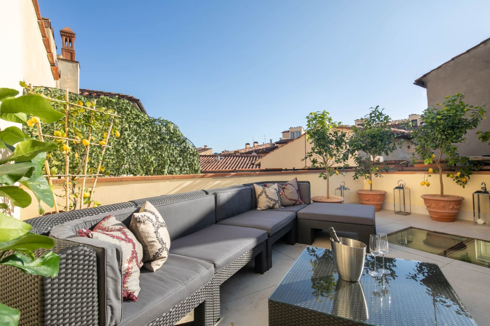 Villa Ambrato San Frediano Santa Croce: Luxury 3-Bedroom Penthouse with Jacuzzi and Terraces, Florence