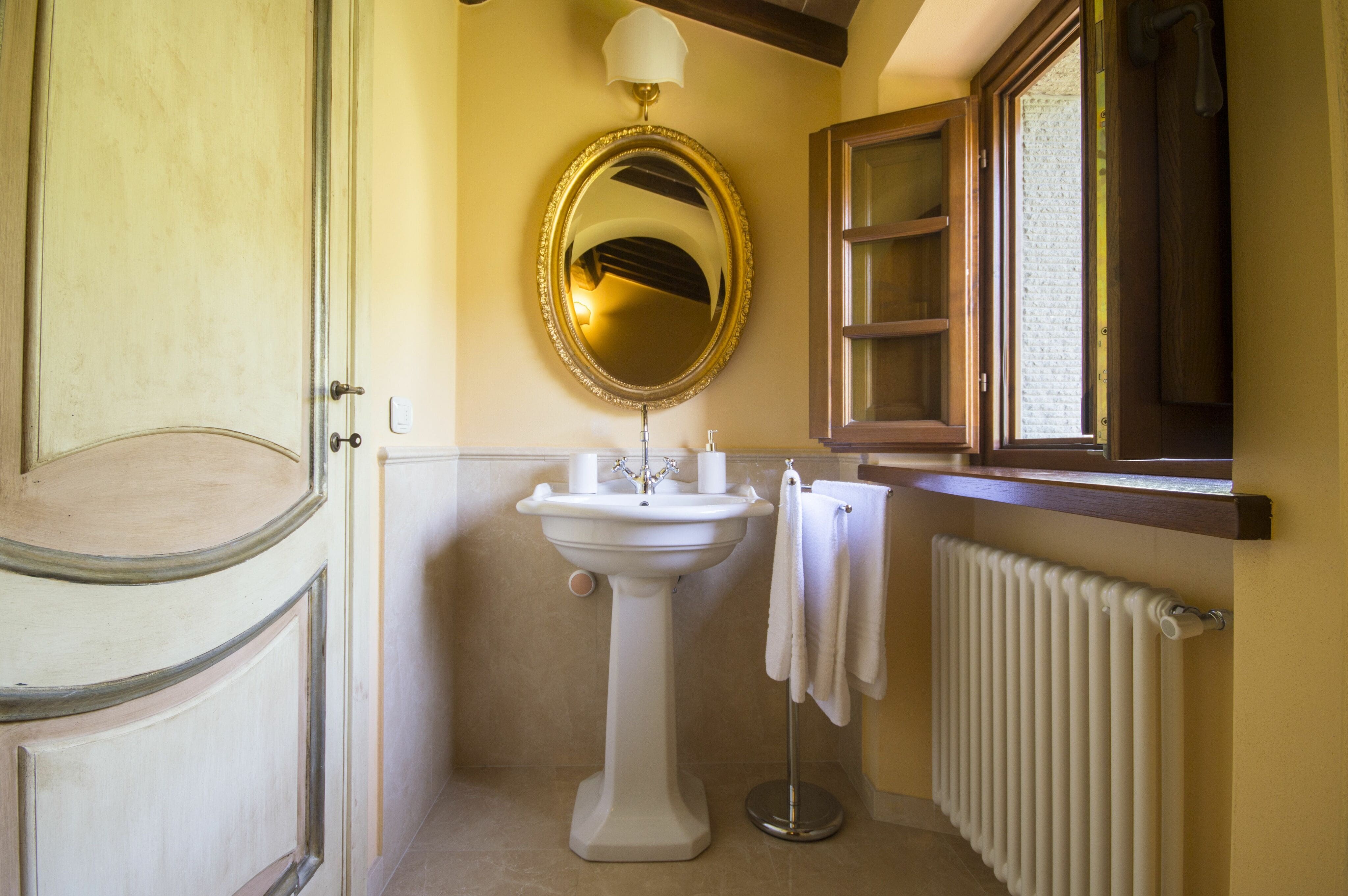 Palazzo Girifalco Cortona: Elegant 7-Bedroom Apartment with Pool and Countryside Views, Cortona