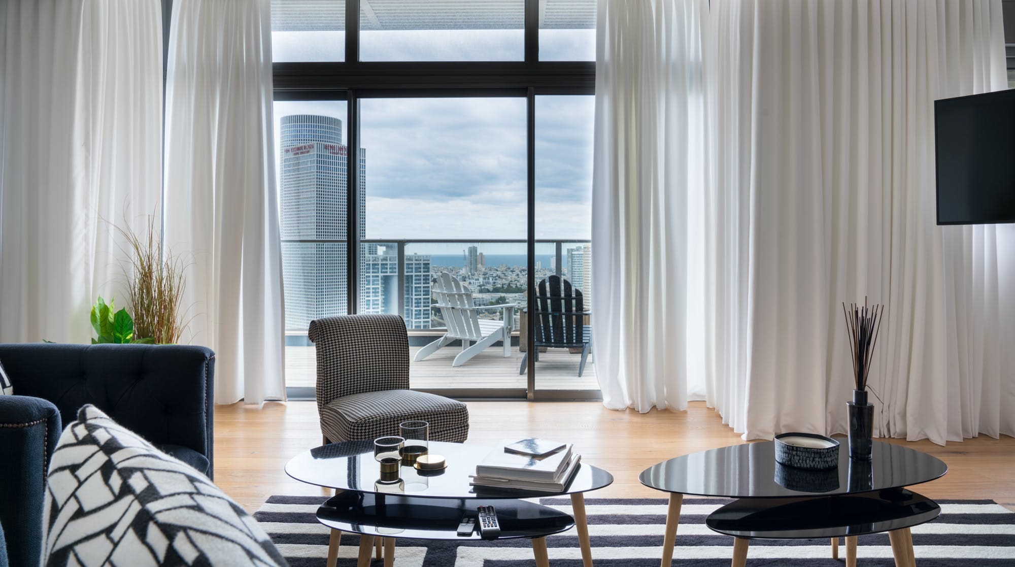 Palazzo Kirya Tel Aviv: Stylish 3-Bedroom Penthouse Rental with Balcony and City Views, Tel Aviv