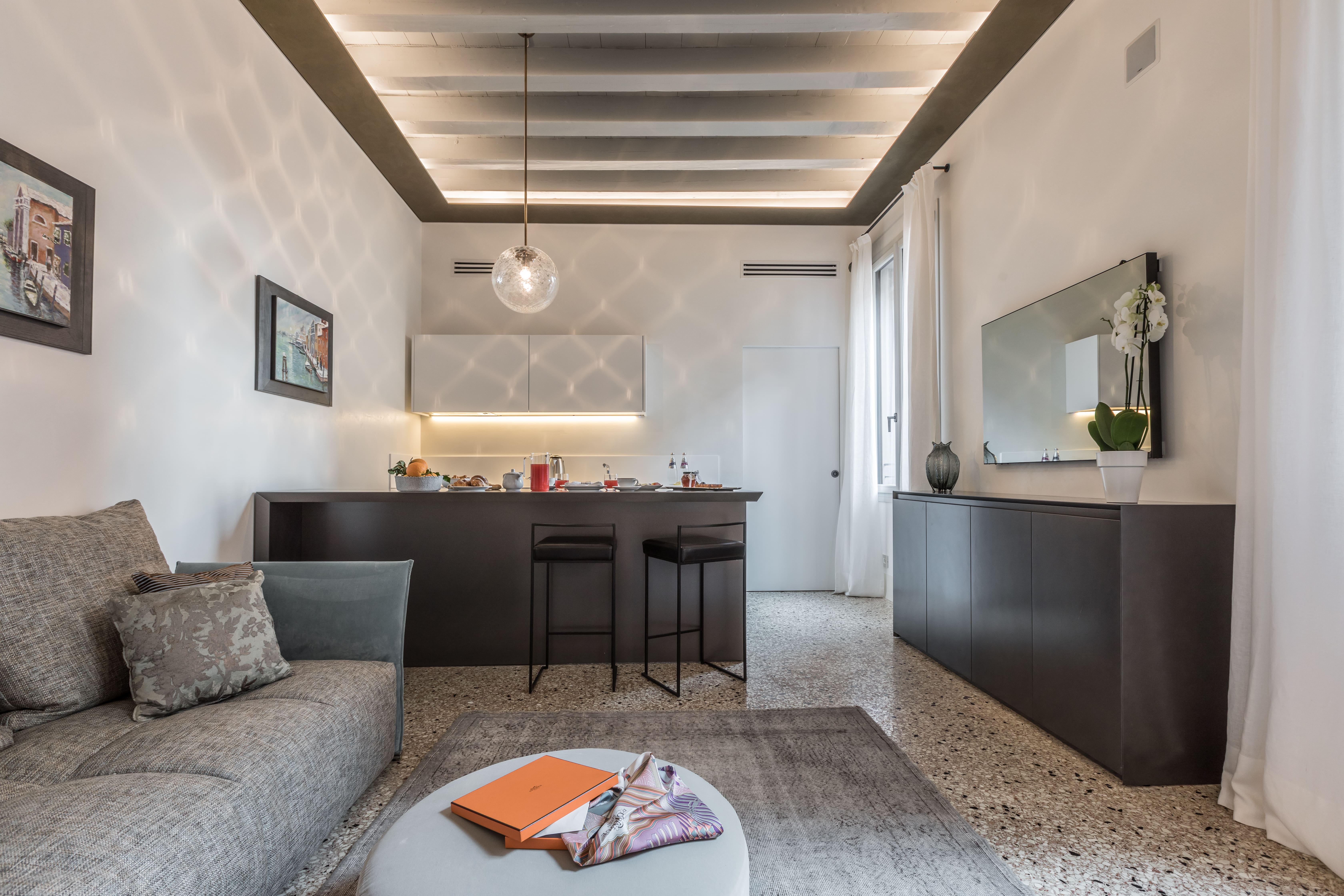 Palazzo Merceria Venezia: Elegant 1-Bedroom Apartment with Communal Garden, Apartment Rental Rialto Venice