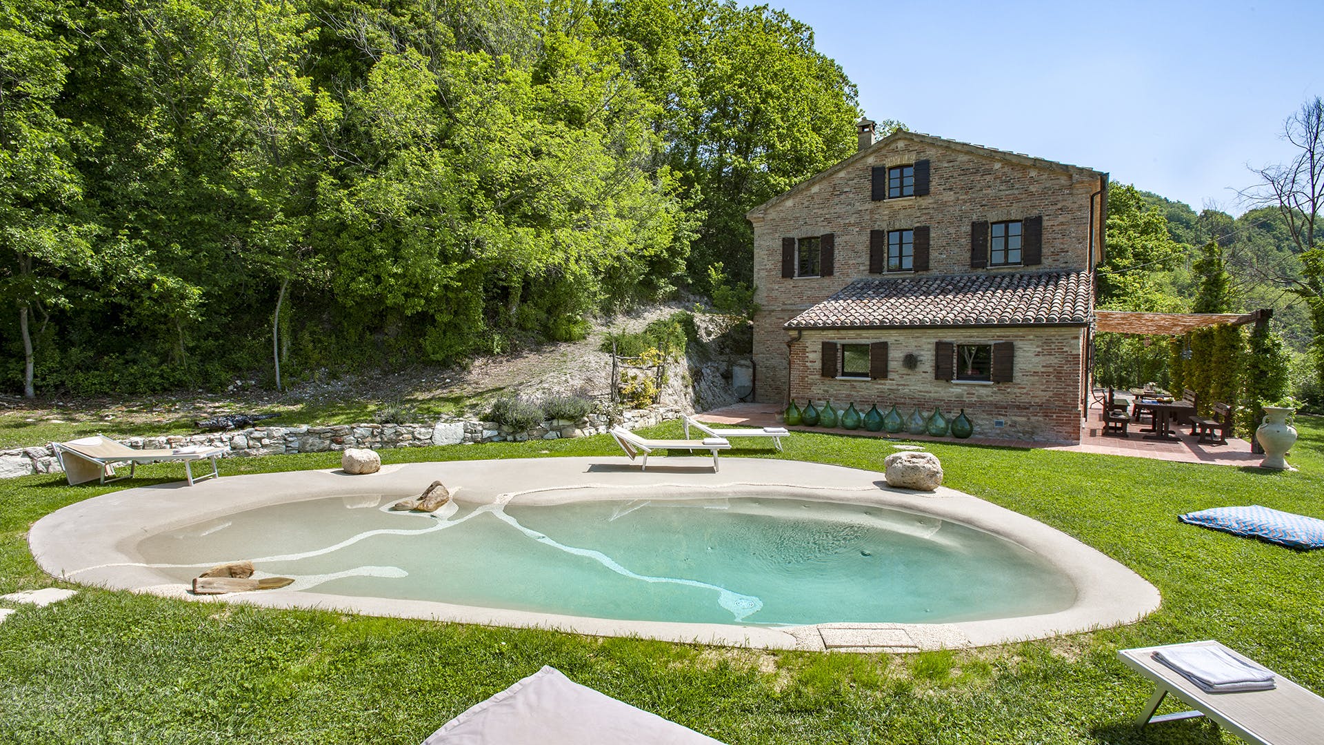 Palazzo Monti Marche: Spacious 7-Bedroom Apartment with Pool and Garden, Marche