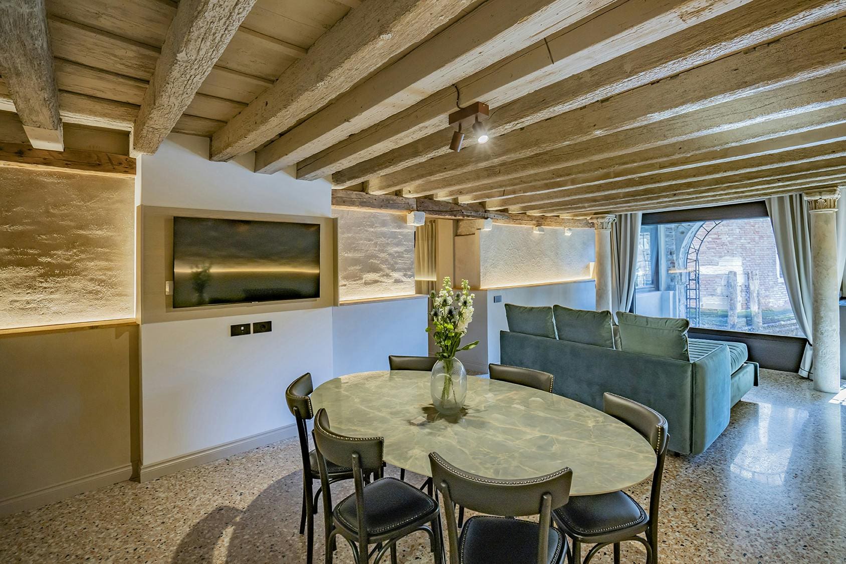 Villa Levante Sant’Aponal San Marco: Elegant 2-Bedroom Penthouse with Canal Views, San Marco
