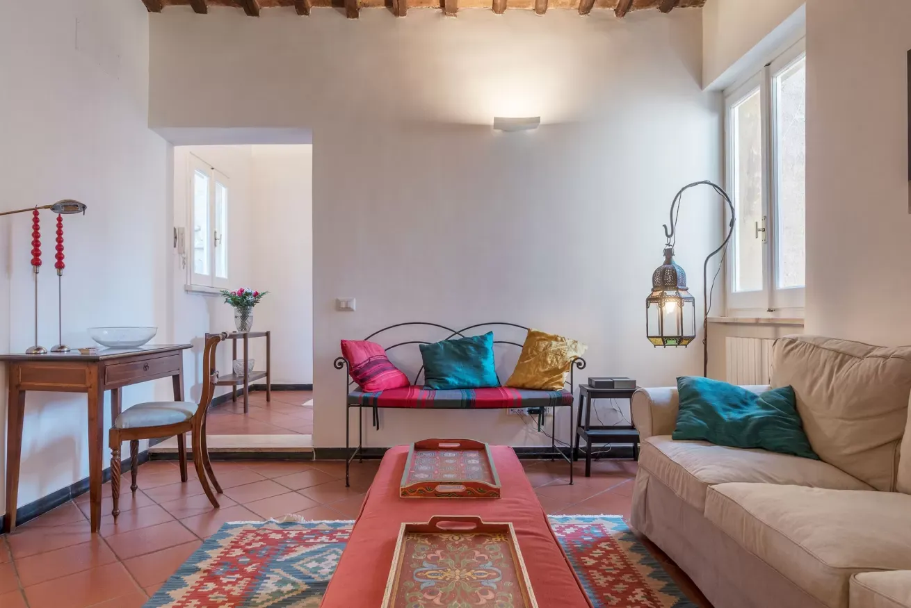 Palazzo Sant’Angelo Roma: Charming 3-Bedroom Apartment Rental with Air-Con in Rome City Centre