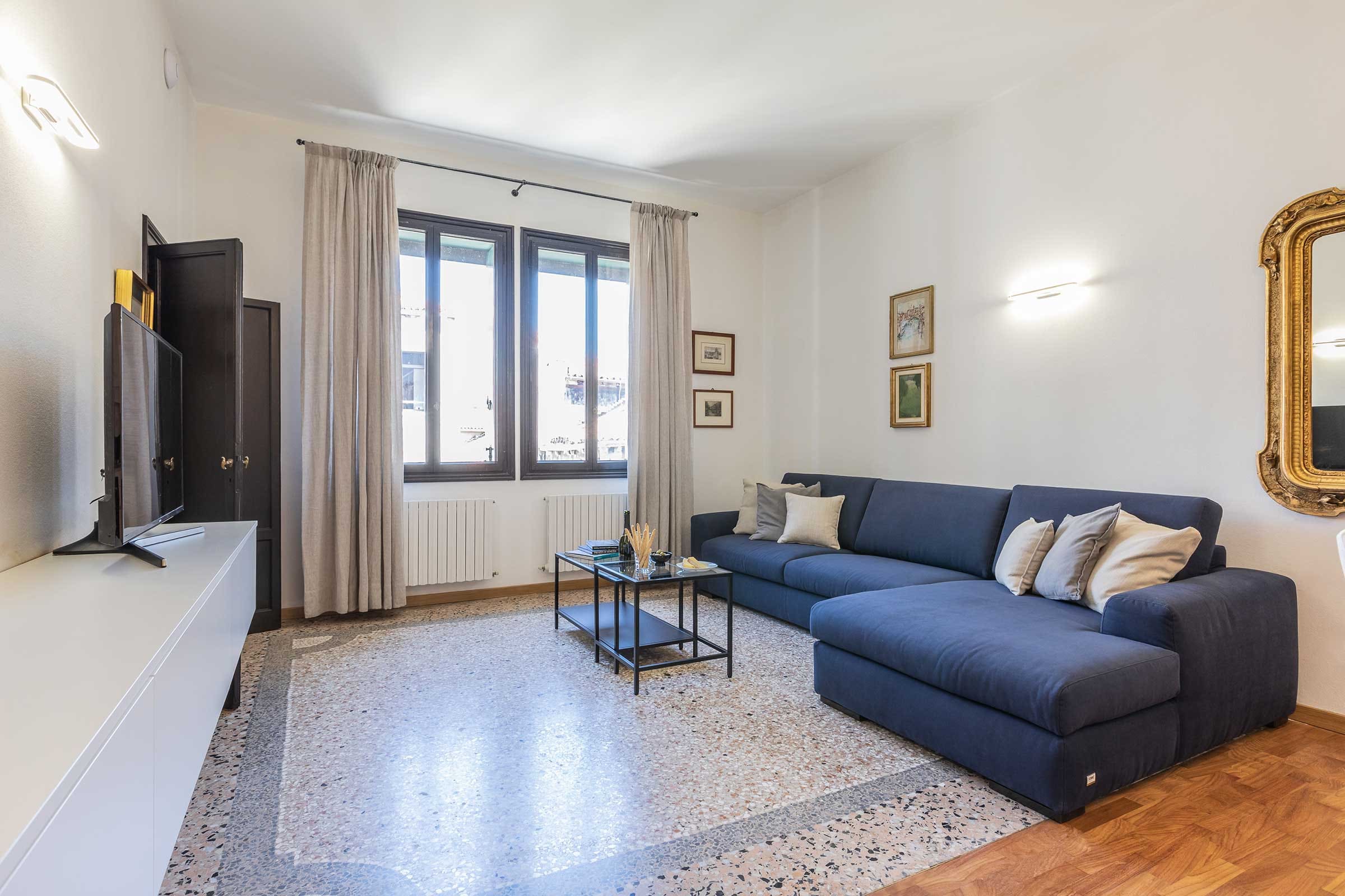 Palazzo Sanudo Venezia: Stylish 2-Bedroom Apartment with Seaview and Air-Con, San Marco Venice