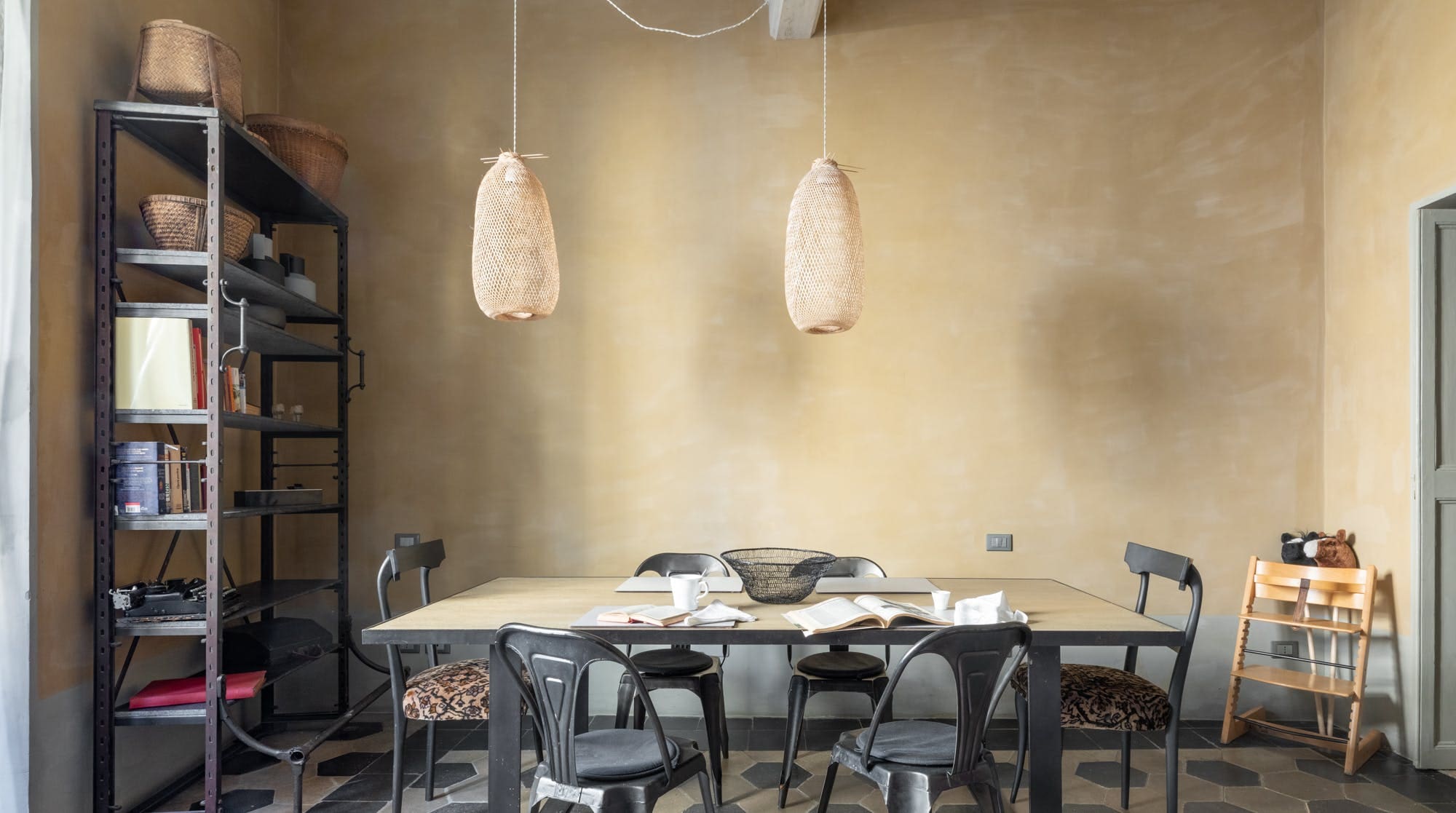 Palazzo Tritone Trevi: Charming 1-Bedroom Apartment Rental with Air-Con in Trevi Rome