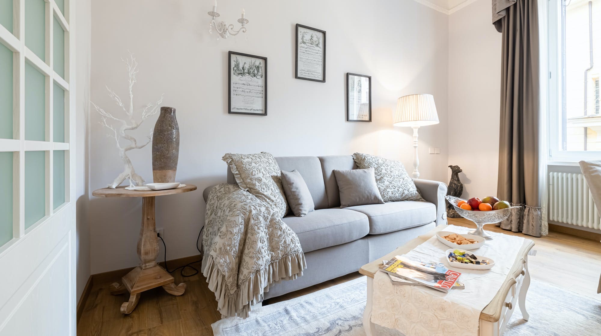 Palazzo Velia Roma: 2-Bedroom Apartment Rental with Air-Con near Colosseum Rome