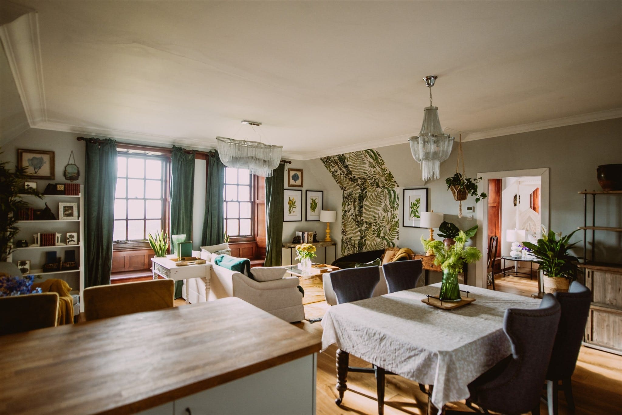 Penthouse Cairndoon Dumfries: Stylish 2-Bedroom Penthouse Rental with Lake and Seaviews, Dumfries