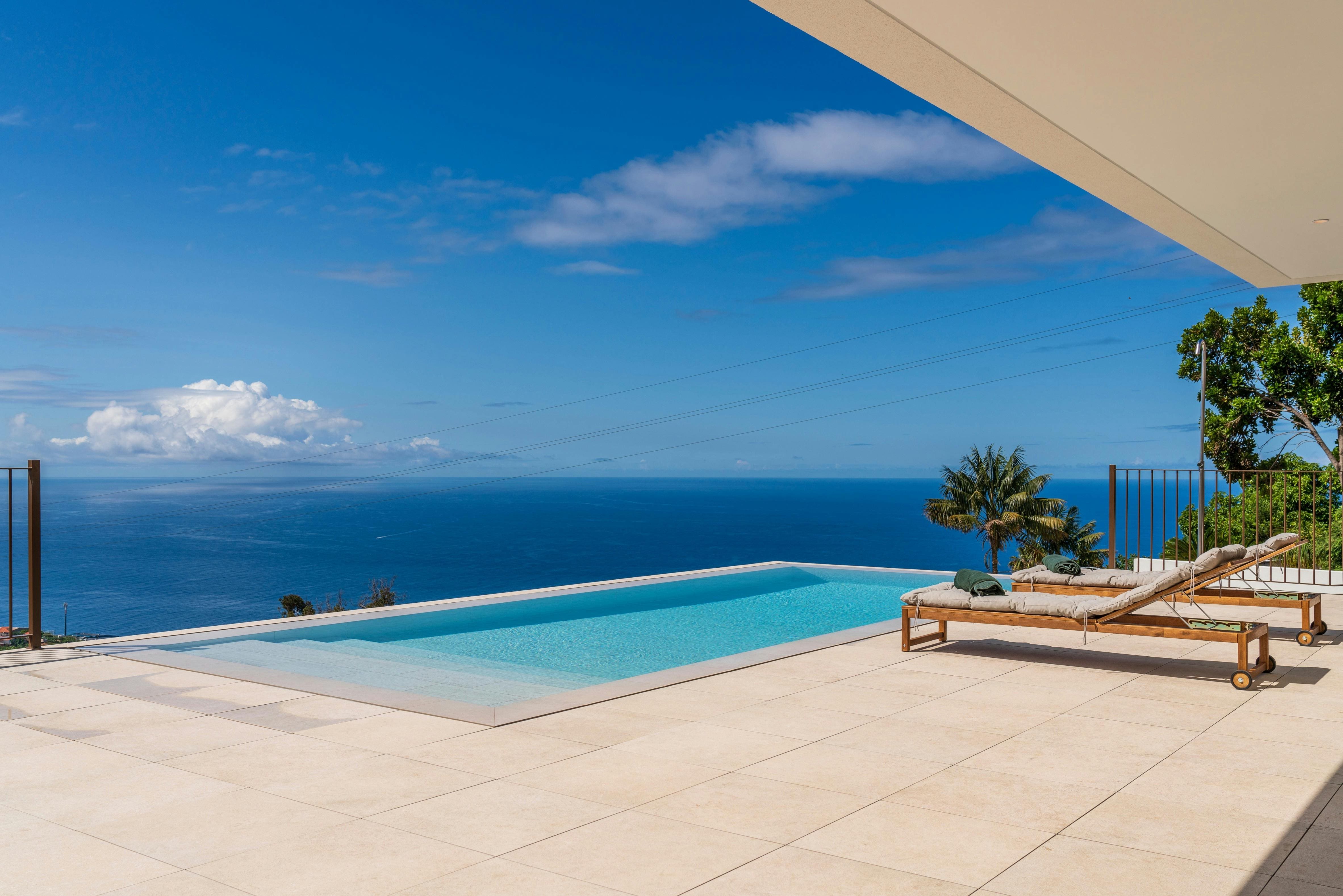 Quinta Arco Calheta: Luxury 3-Bedroom Villa with Infinity Pool and Sea Views, Calheta