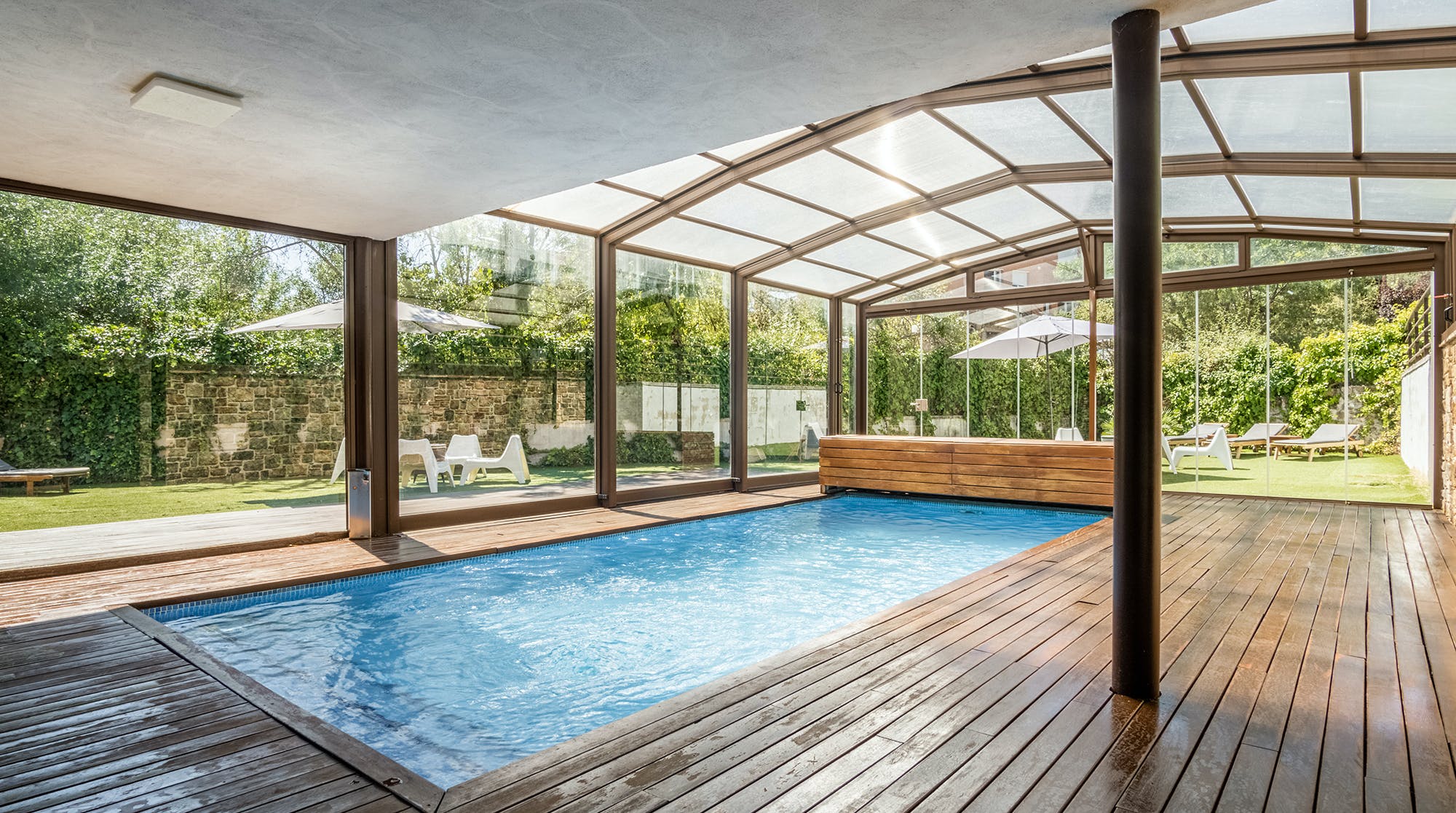 Villa Abantos Madrid: Luxury 6-Bedroom Villa with Swimming Pool and Family Friendly Features, Madrid