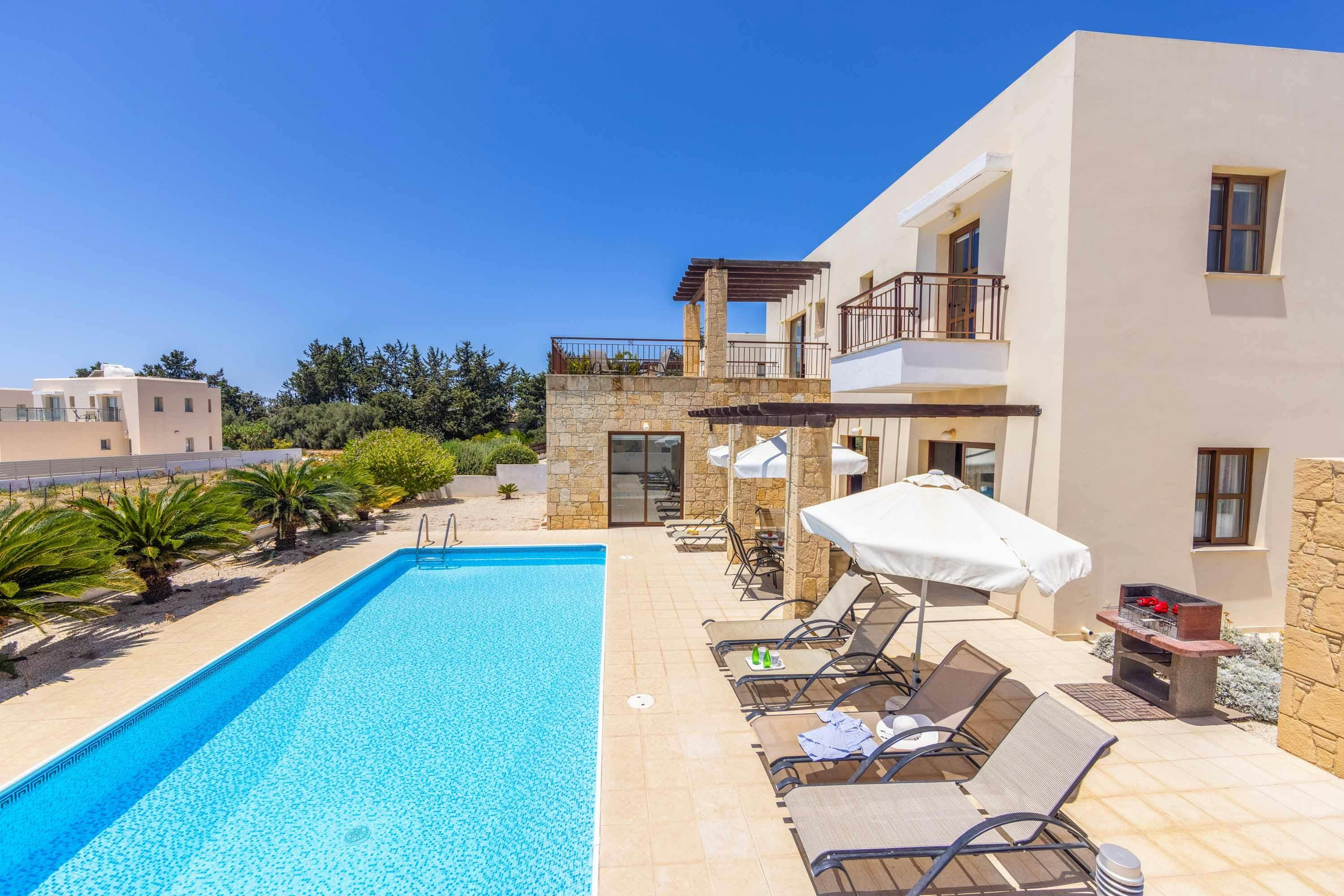 Villa Agia Peyia: Spacious 3-Bedroom Apartment with Private Pool and Sea Views, Peyia Cyprus