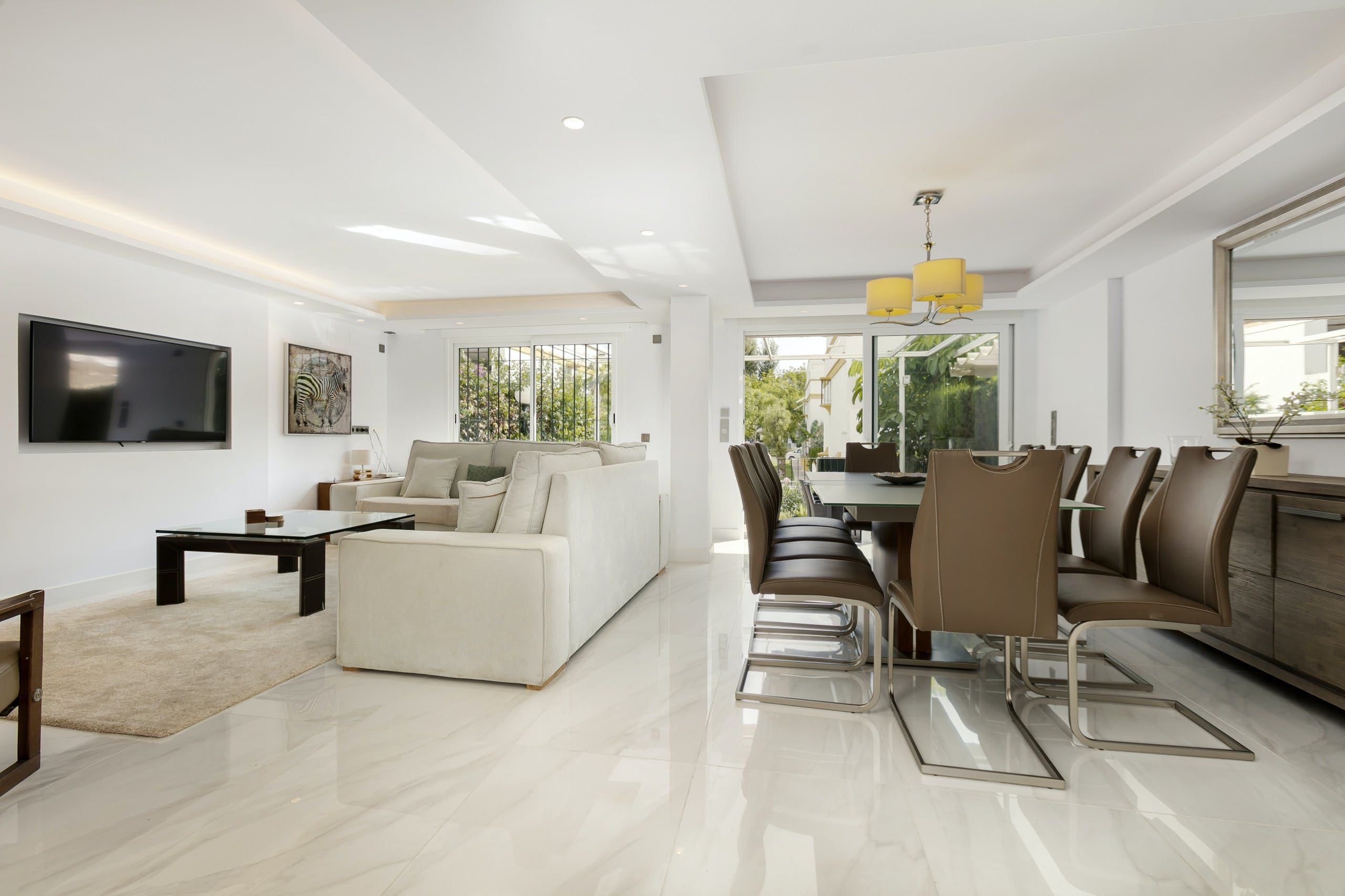 Villa Albariza Marbella: Luxury 5-Bedroom Apartment with Sea Views and Tennis Court, Marbella