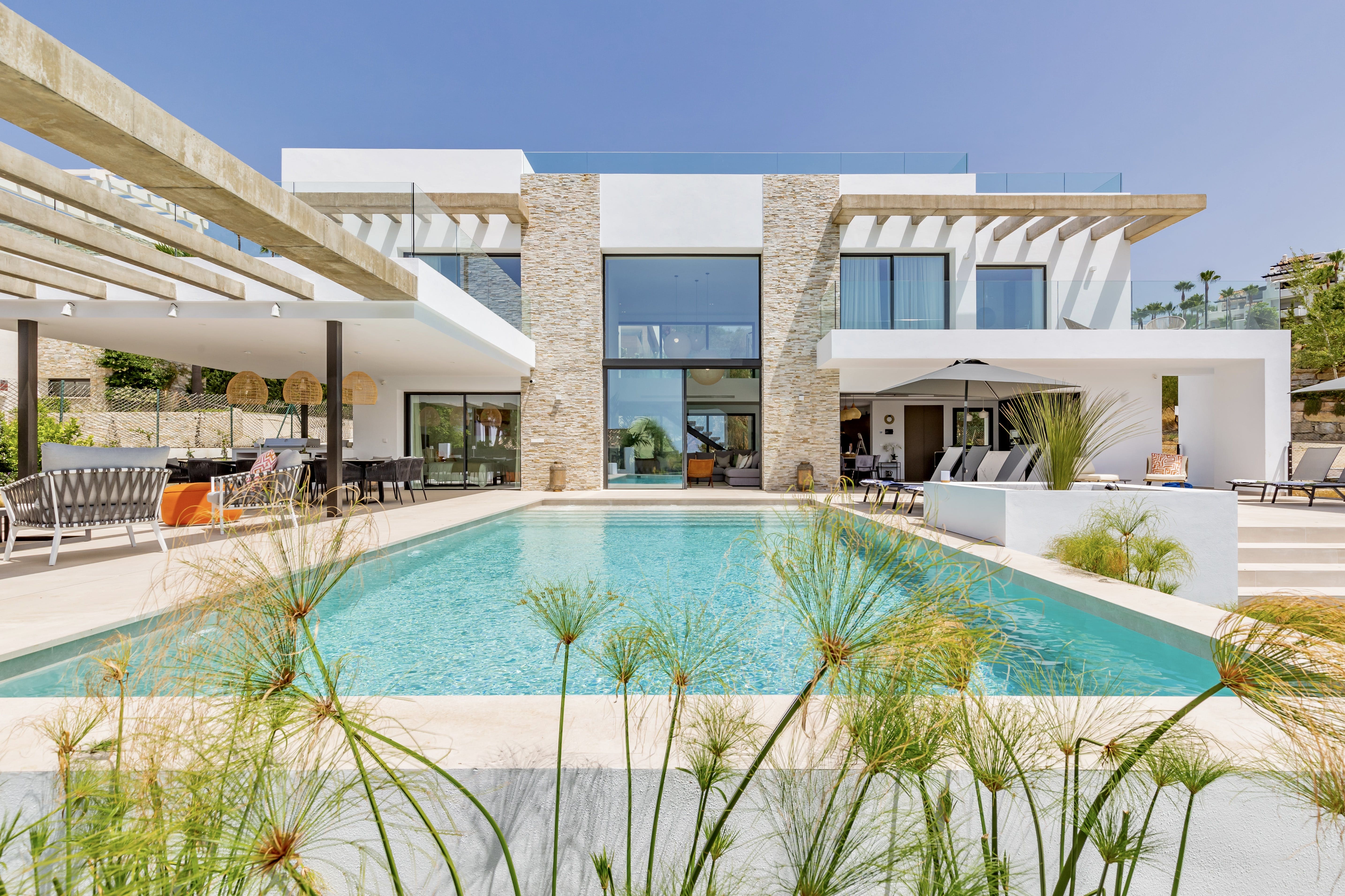 Villa Algarrobo San Pedro: 6-Bedroom Luxury Villa with Pool and Seaview, San Pedro de Alcántara