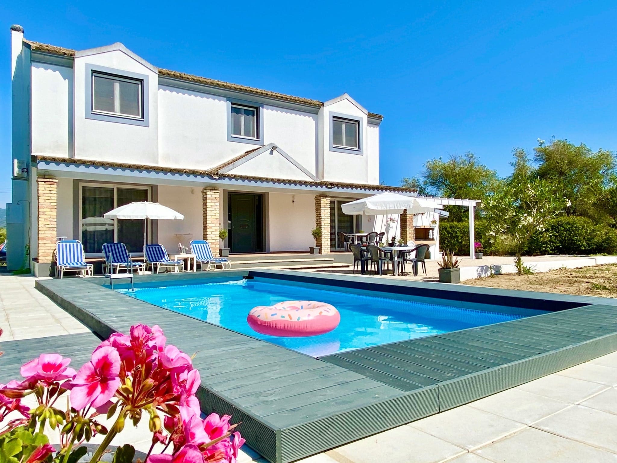 Villa Amygdalies Agios Stefanos: Spacious 5-Bedroom Apartment Rental with Pool and Sea Views, Agios Stefanos