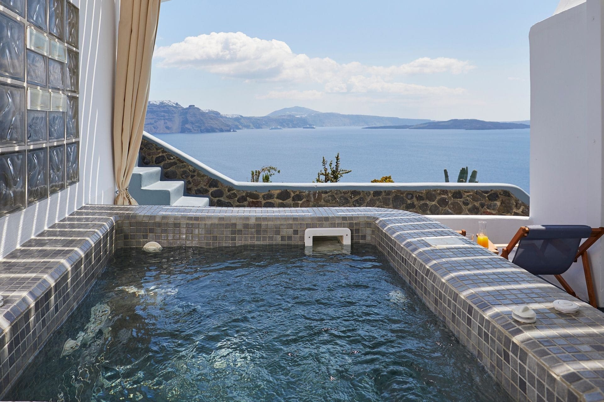 Villa Kyanos Pirgos Santorini: Luxury 1-Bedroom Apartment with Seaview and Hot Tub, Santorini