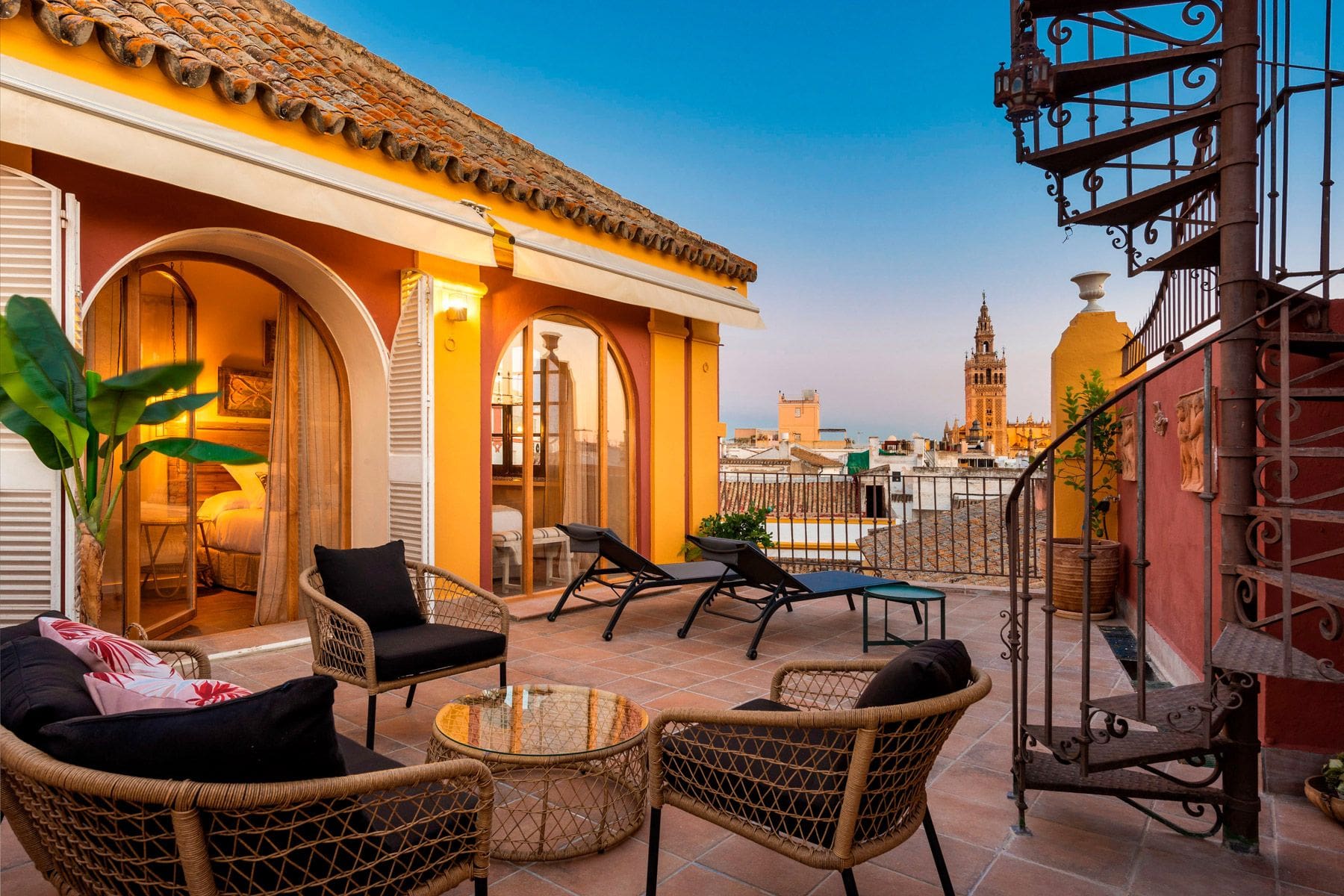 Villa Azahar Triana Sevilla: 3-Bedroom Historic Palazzo Apartment with Spa Near Seville C