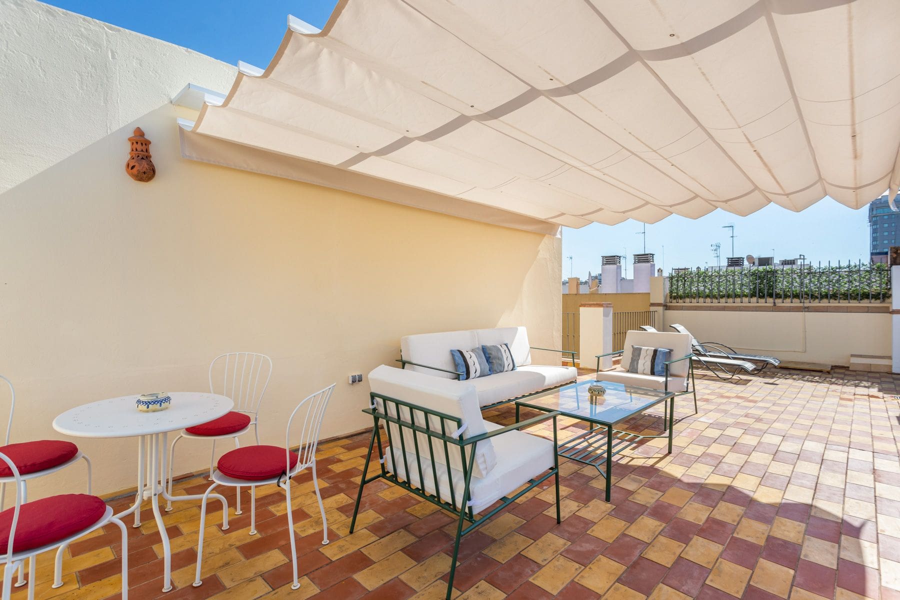 Villa Azahar Triana Sevilla: 6-Bedroom Historic Townhouse with Spa near Plaza de España,