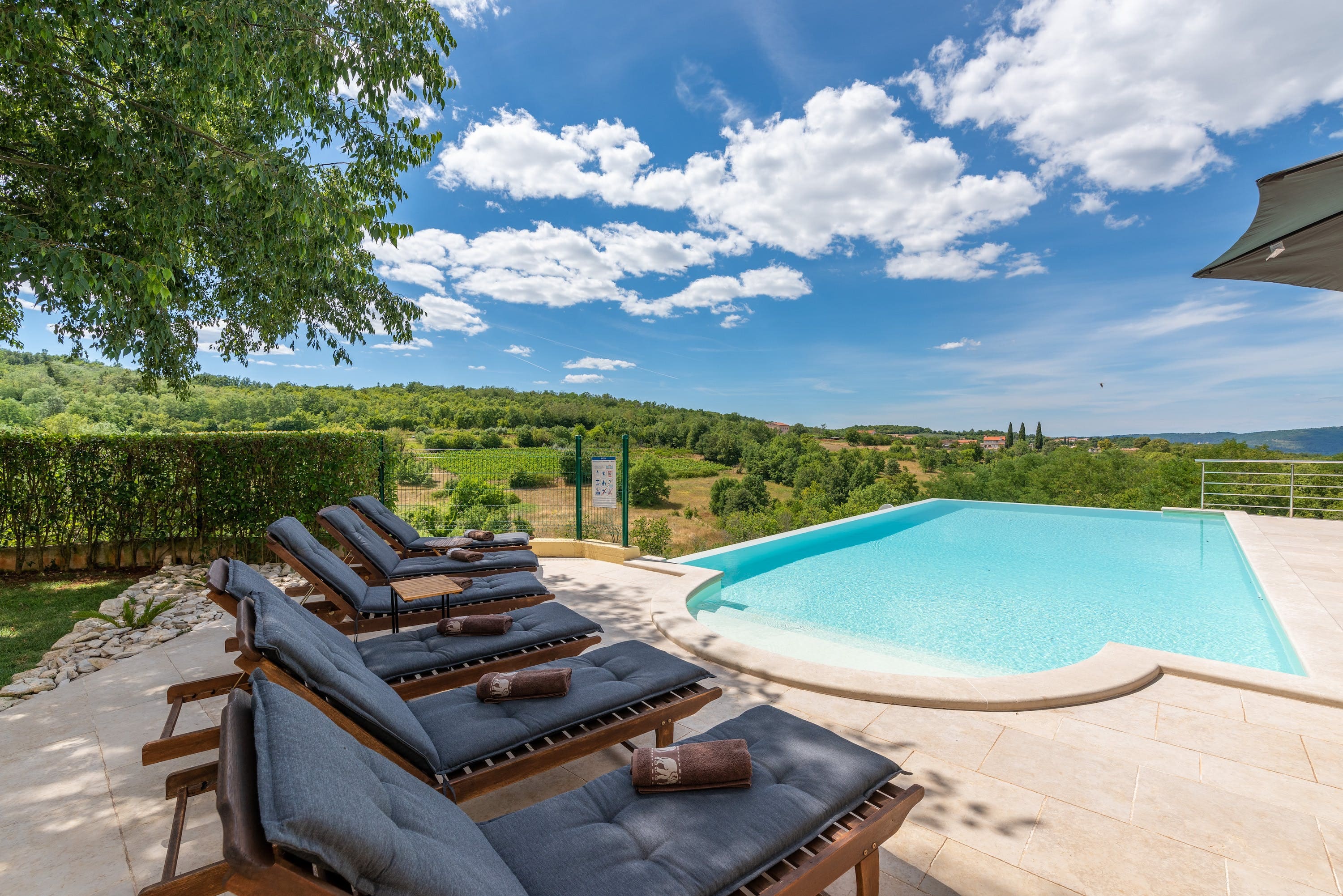Villa Bujevina Rakalj: Luxury 3-Bedroom Villa with Infinity Pool and Hot Tub, Istria