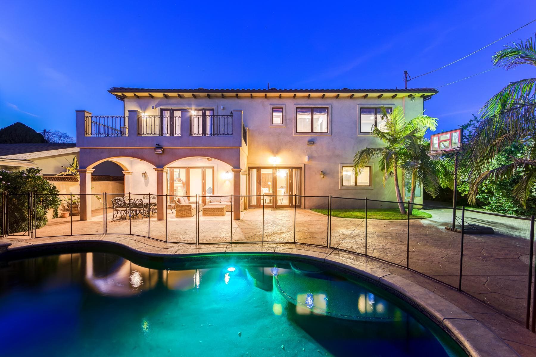 Villa Cahuenga Northhollywood: Luxury 6-Bedroom Villa with Private Pool and Hot Tub, North Hollywood