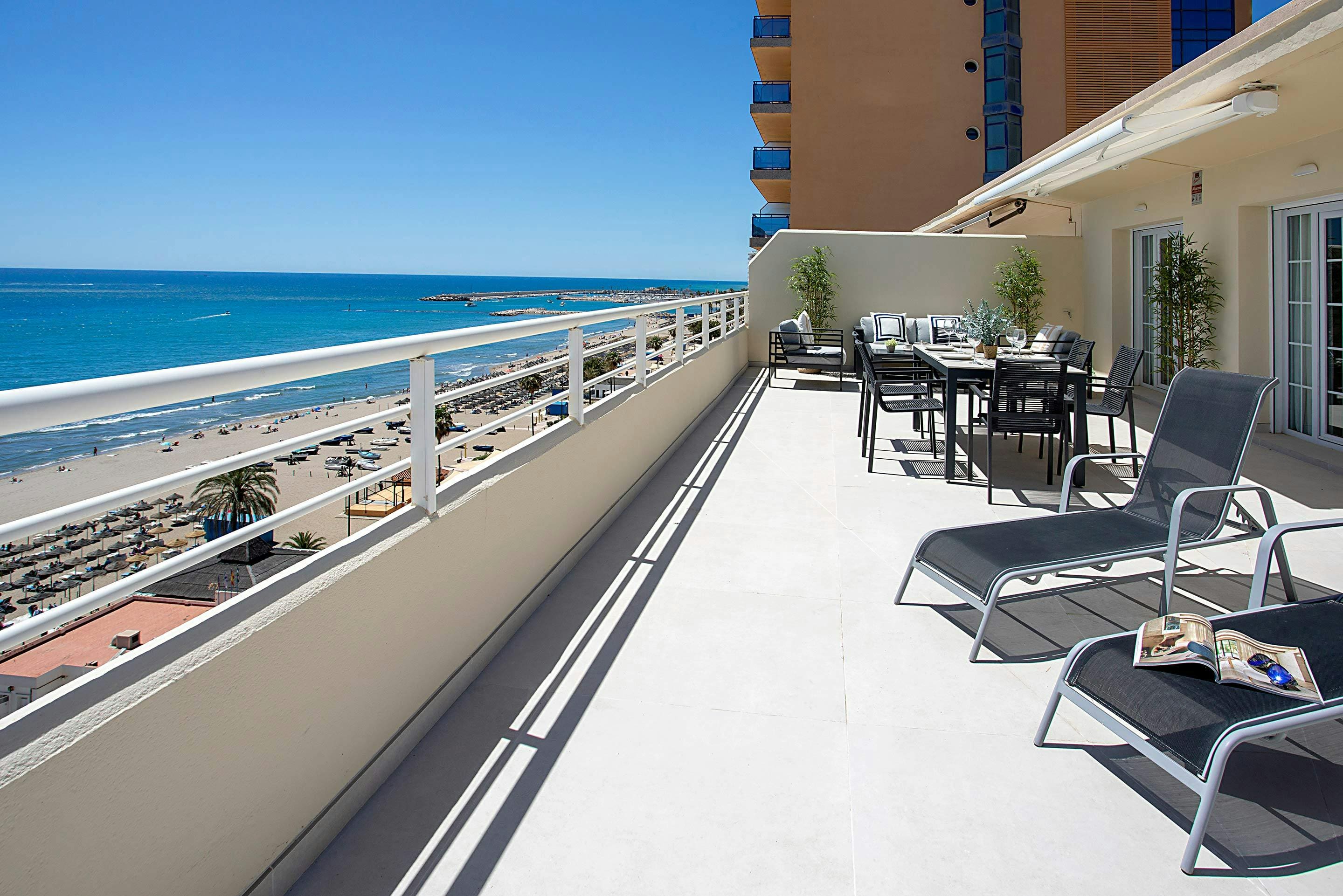 Villa Calahonda Fuengirola: Stylish 3-Bedroom Penthouse with Sea Views and Beachfront Location, Fuengirola