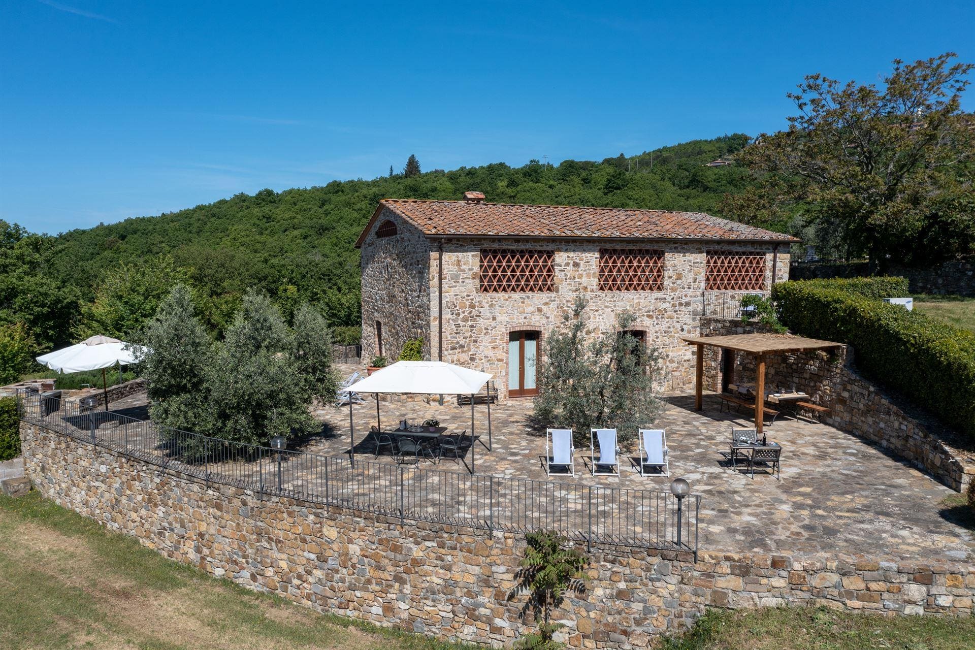 Villa Calanchi Castellina: Luxury 4-Bedroom Villa with Shared Pool in Chianti Countryside