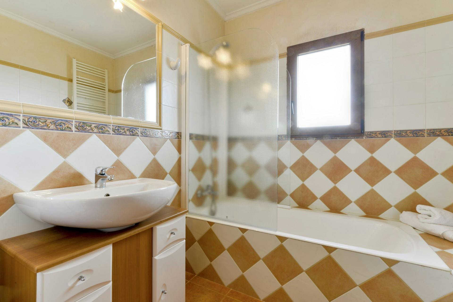 Villa Caló d’Or: Charming 3-Bedroom Apartment with Sea Views and Pool, Cala d’Or