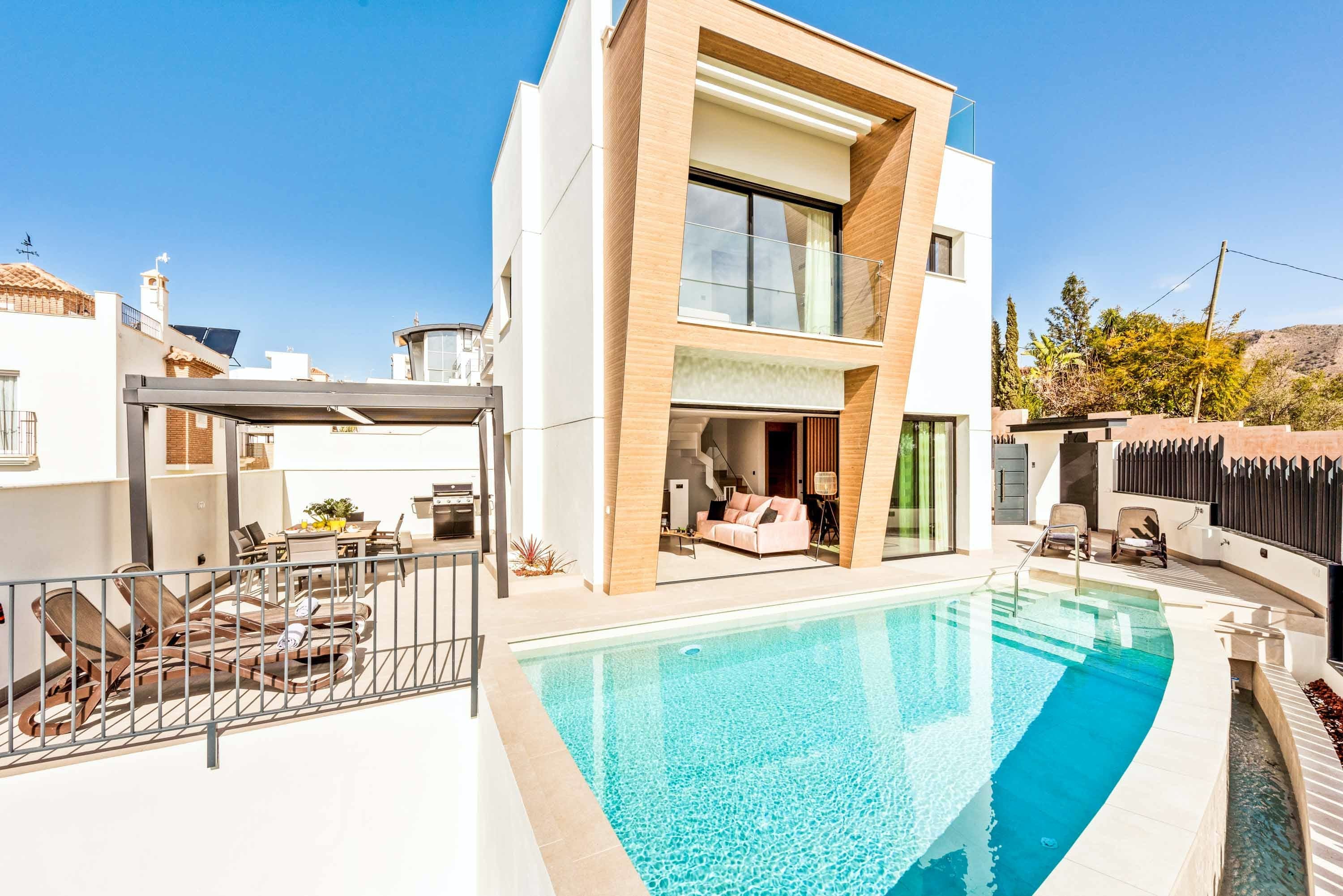 Villa Carabeo Nerja: Luxury 3-Bedroom Villa with Private Pool and Sea Views, Nerja