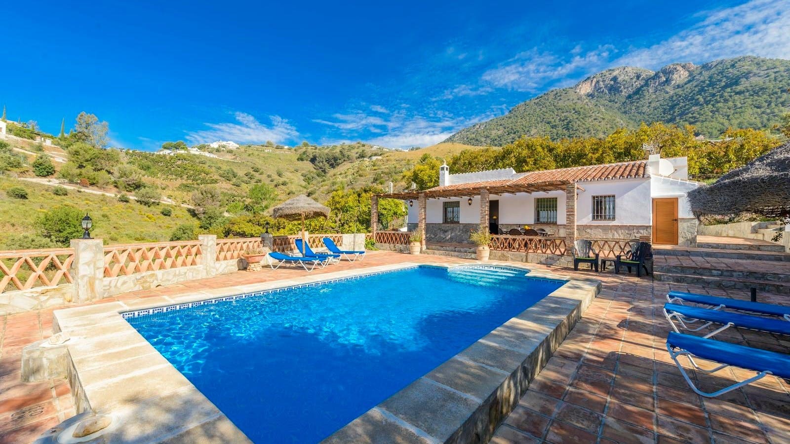 Villa Esmeralda Maro Nerja: Stylish 3-Bedroom Apartment with Sea Views and Pool, Nerja