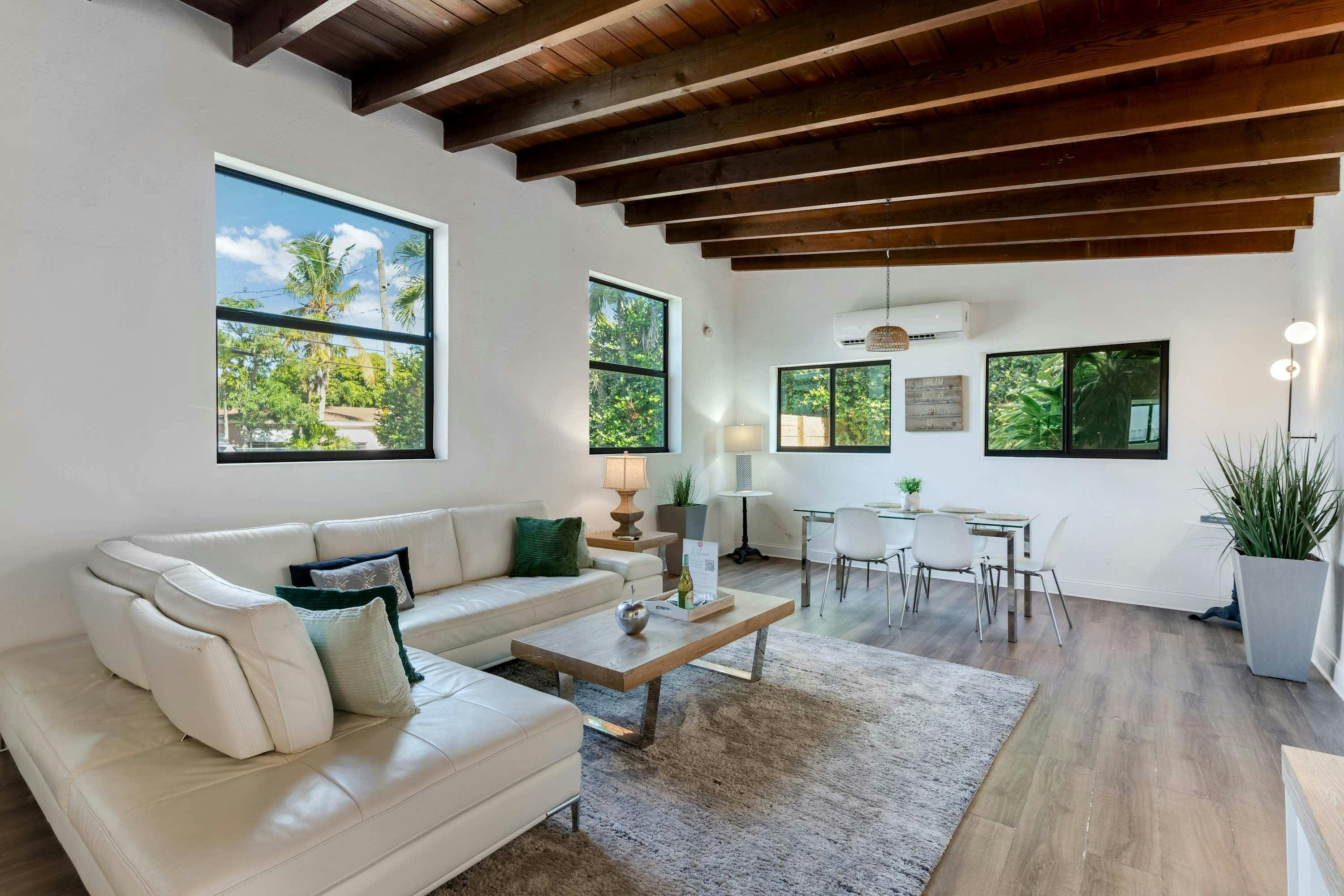 Villa Caribaea Surfside: Luxury 3-Bedroom Villa with Air Conditioning in Surfside, Miami-Dade County
