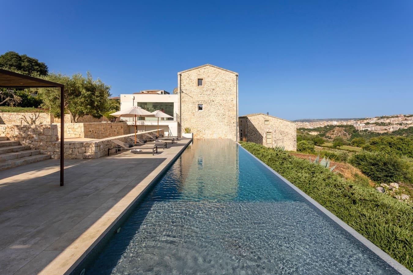 Villa Carrubo Ragusa Ragusa 5: Luxury 3-Bedroom Villa with Infinity Pool and Countryside Views, Ragusa