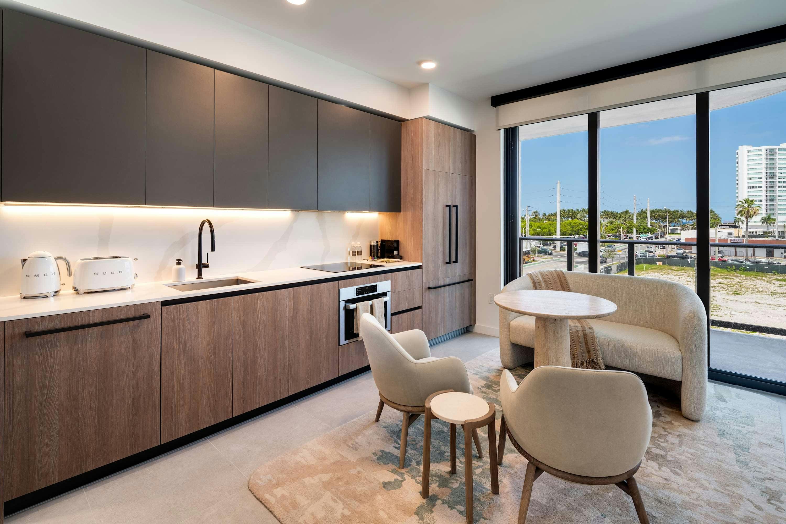 Villa Comet Surfside: Luxury 2-Bedroom Villa with Pool and Air Conditioning, Surfside