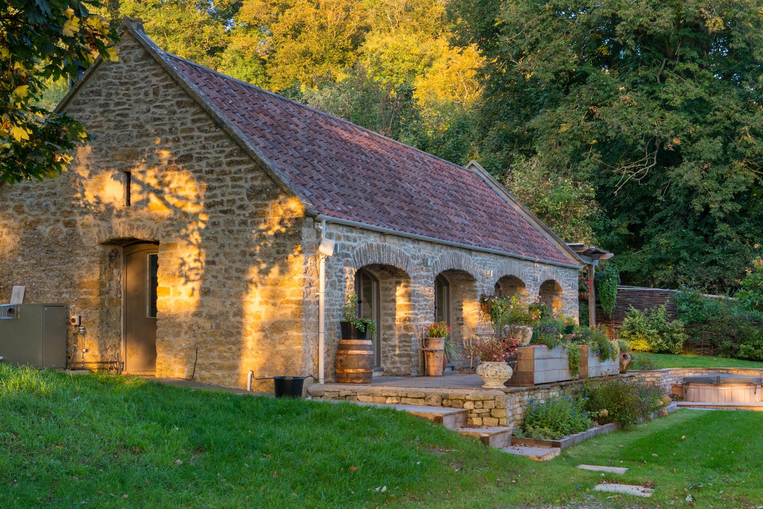 Villa Cotswold Elm Bath: Chic 2-Bedroom Apartment with Hot Tub and Family Amenities, Gloucestershire