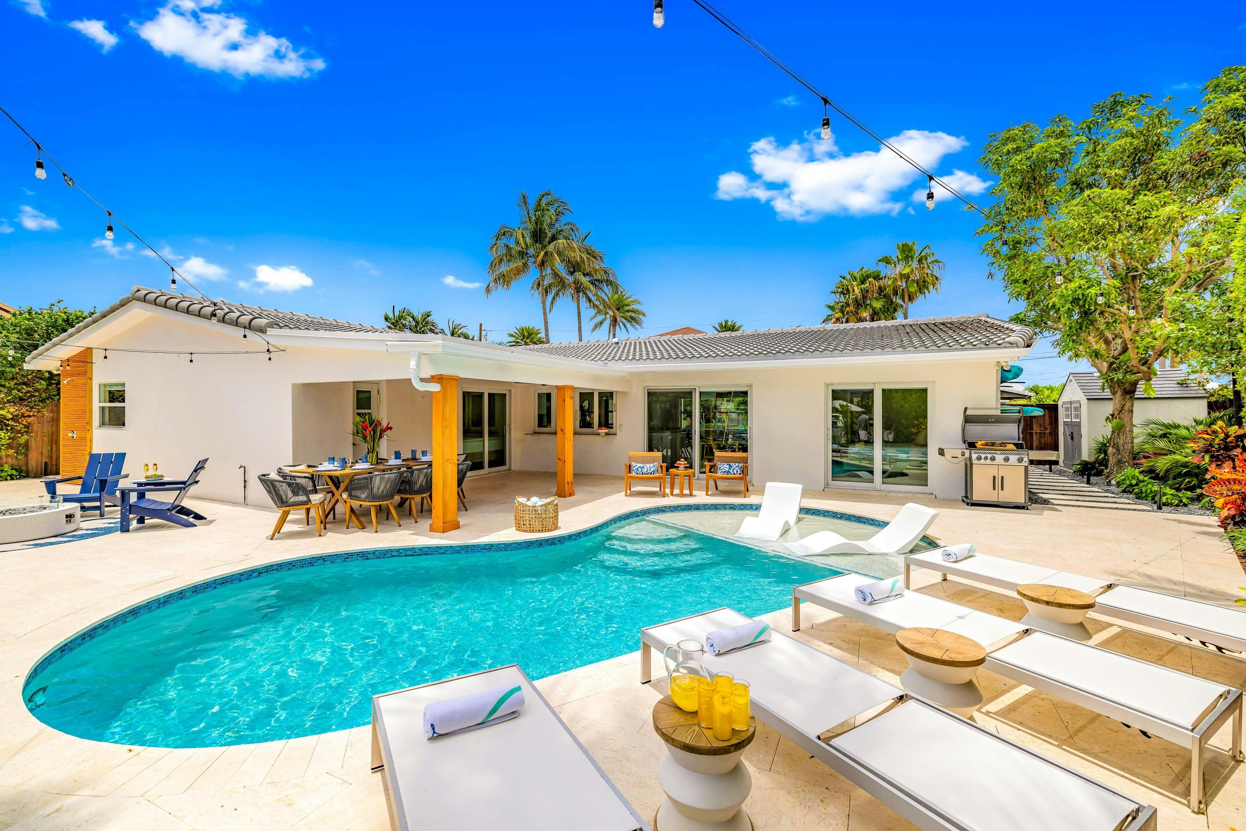 Villa Esmeralda Bayview Florida: Luxury 4-Bedroom Villa with Heated Pool and Hot Tub, Fort Lauderdale