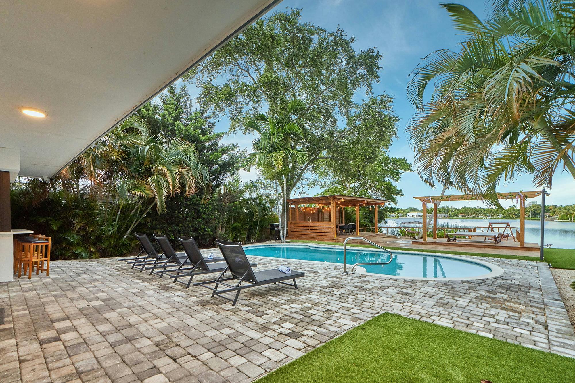 Villa Cypress FortLauderdale: Luxury 6-Bedroom Villa with Pool and Lake View, Fort Lauderdale