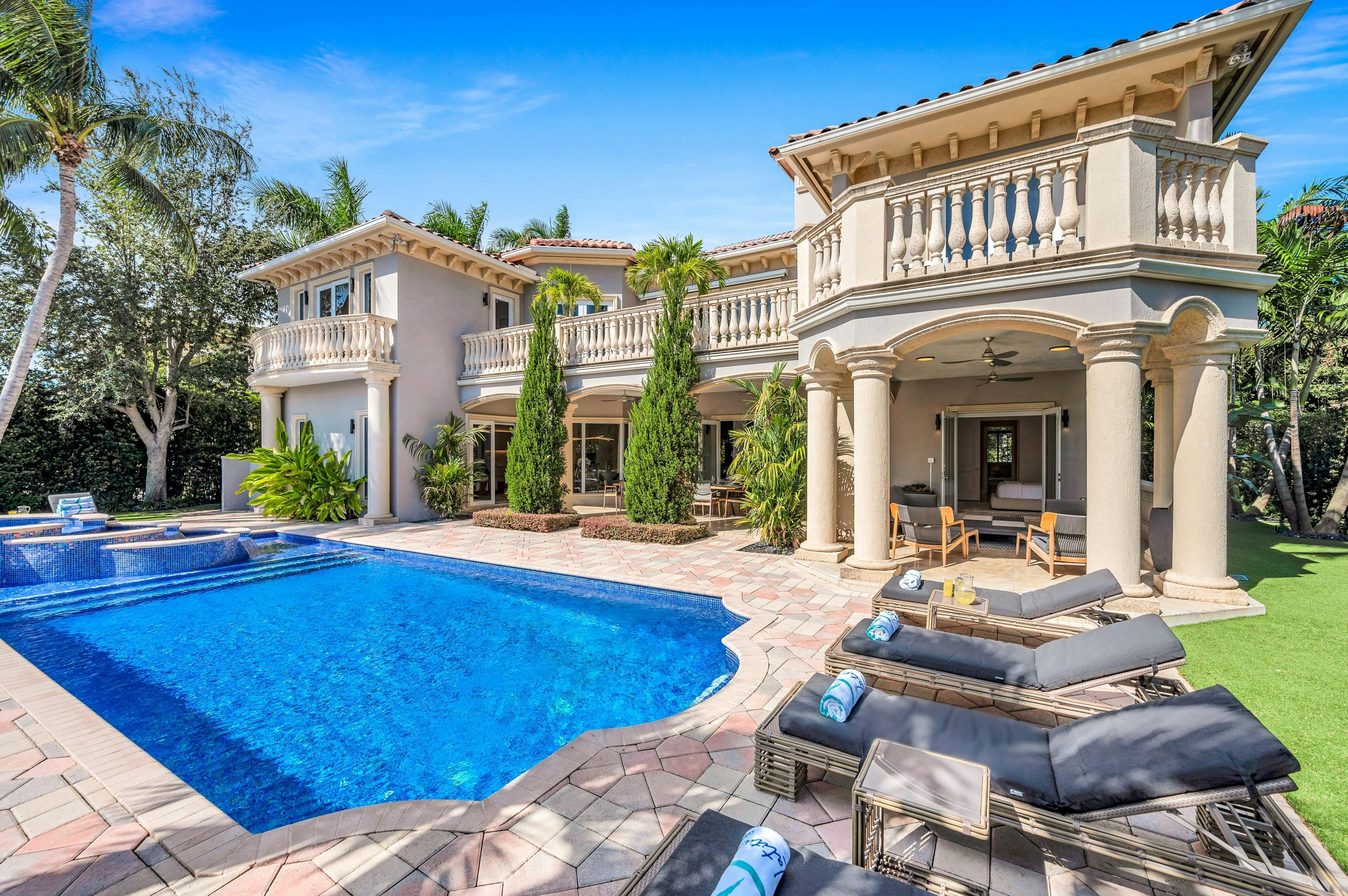 Villa Cypress Las Olas: Luxury 5-Bedroom Villa with Private Pool and Waterfront Access, Las Olas Isles