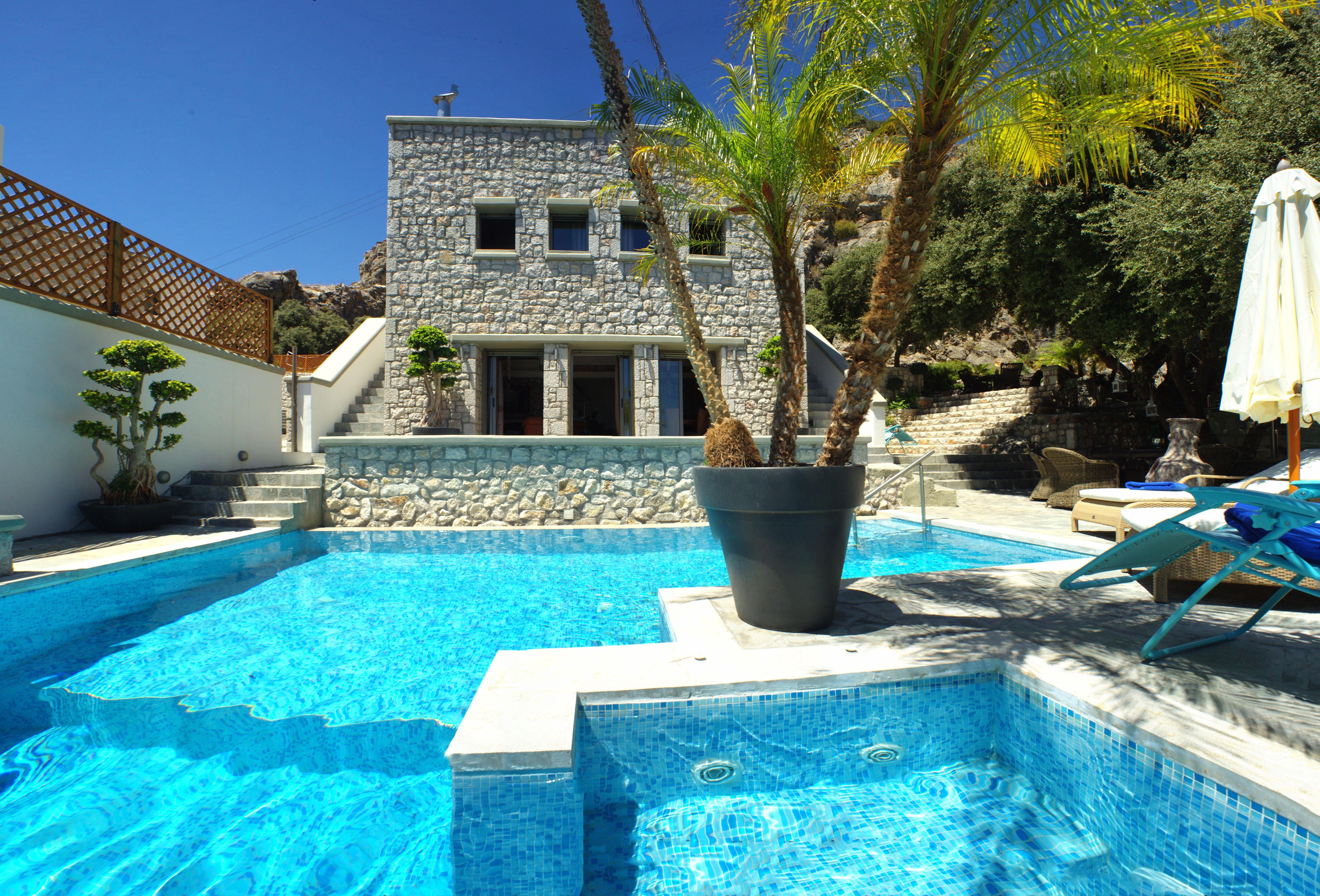 Villa Kyanos Vroulia Lindos: Charming 2-Bedroom Apartment with Hot Tub and Sea Views, Lindos