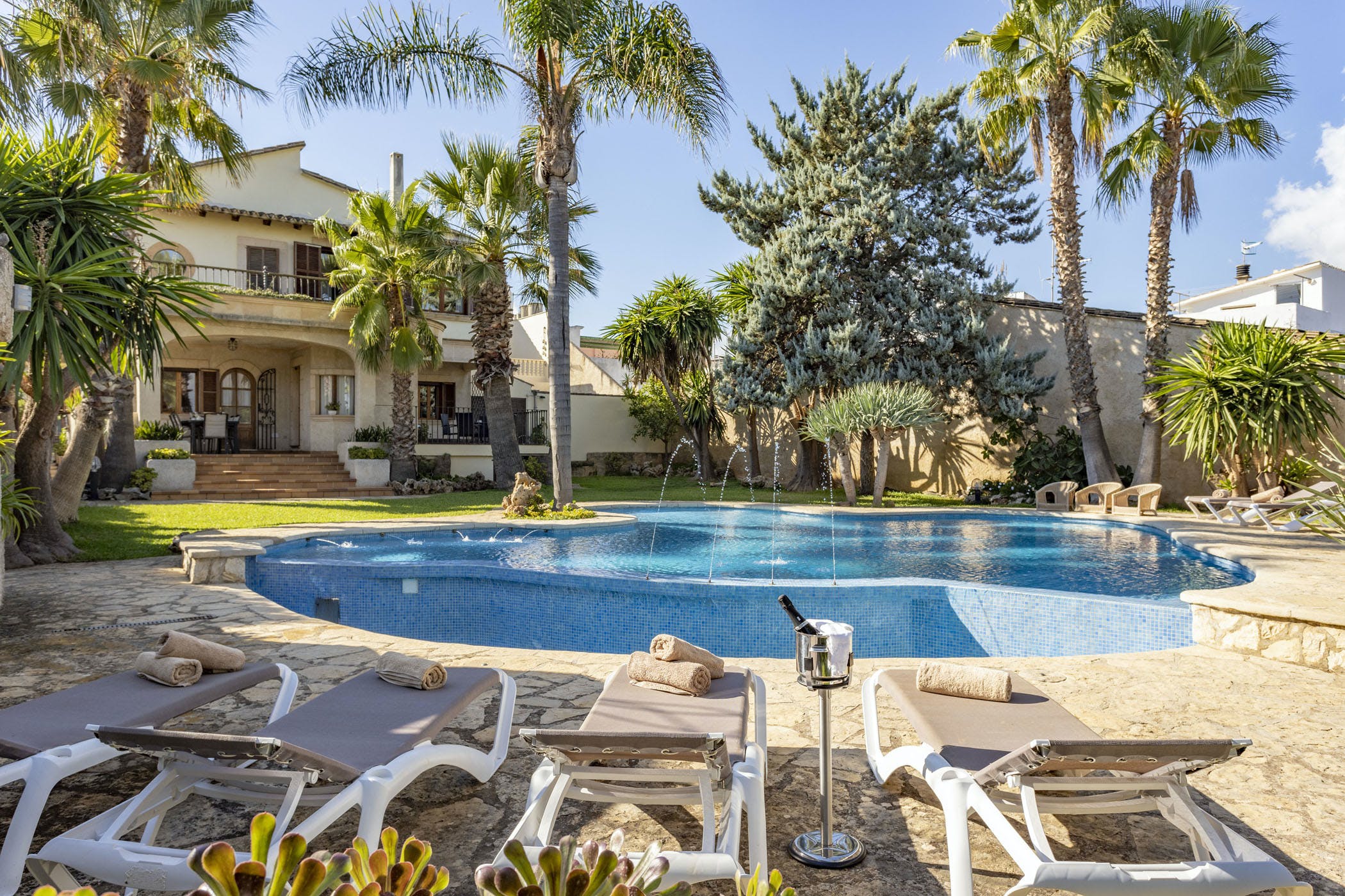 Villa Falgueró Inca: Spacious 4-Bedroom Apartment with Pool and Sea Views, Inca Mallorca