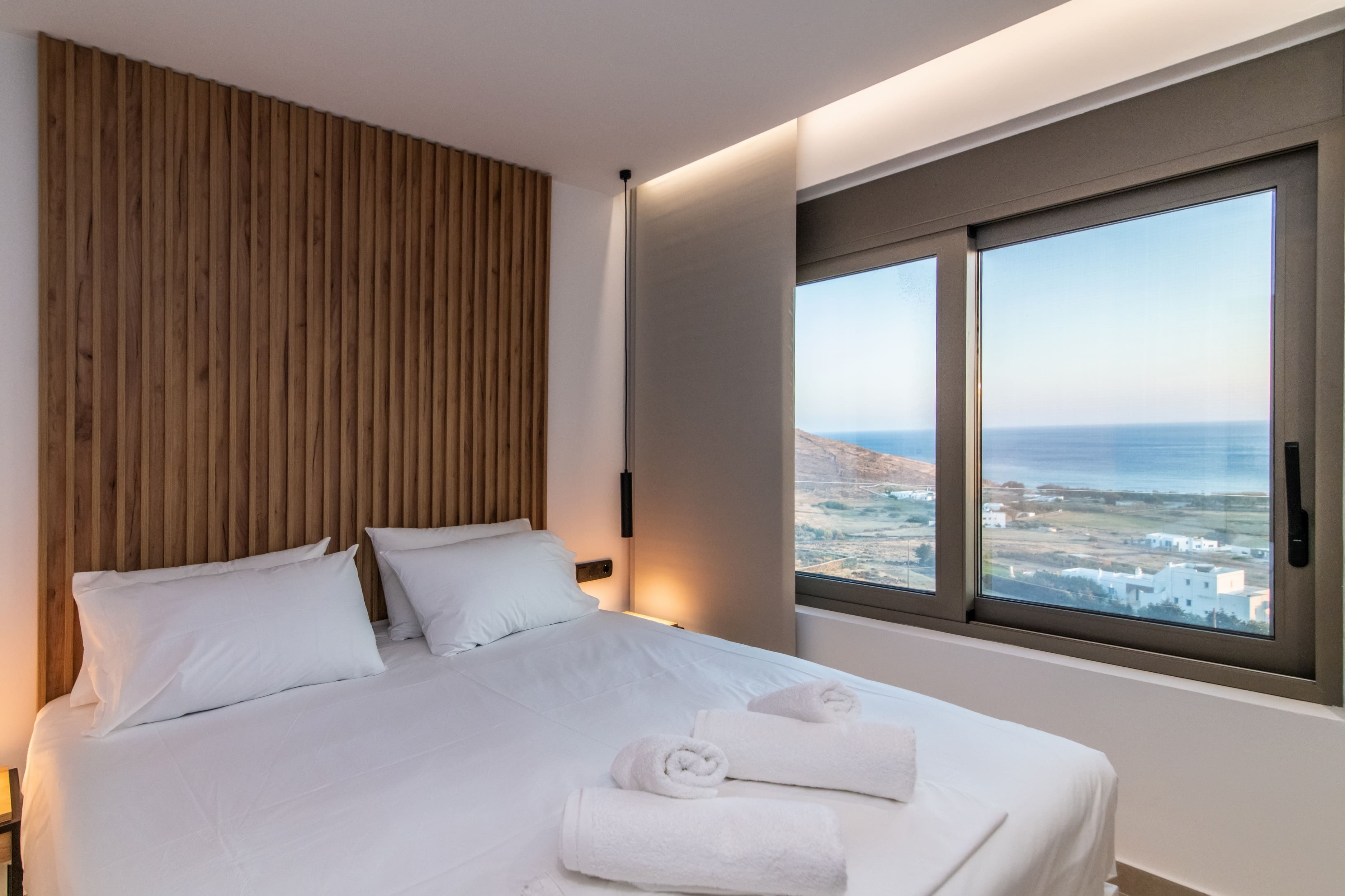 Villa Fanari Tinos: Stylish 1-Bedroom Apartment with Private Hot Tub and Sea Views, Tinos Greece