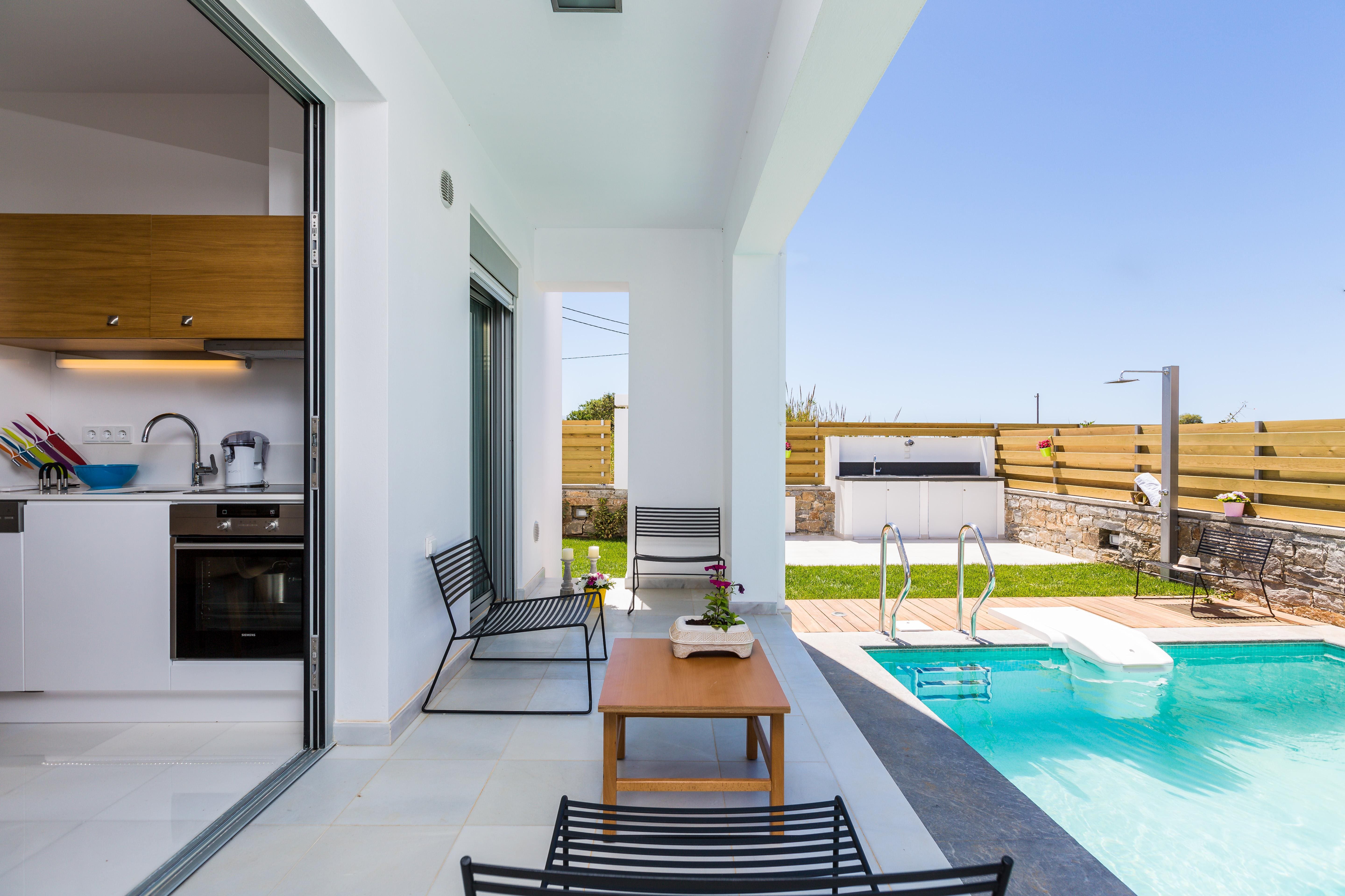Villa Faskomilia Rethymno: Luxury 3-Bedroom Apartment with Private Pool and Hot Tub, Rethymno