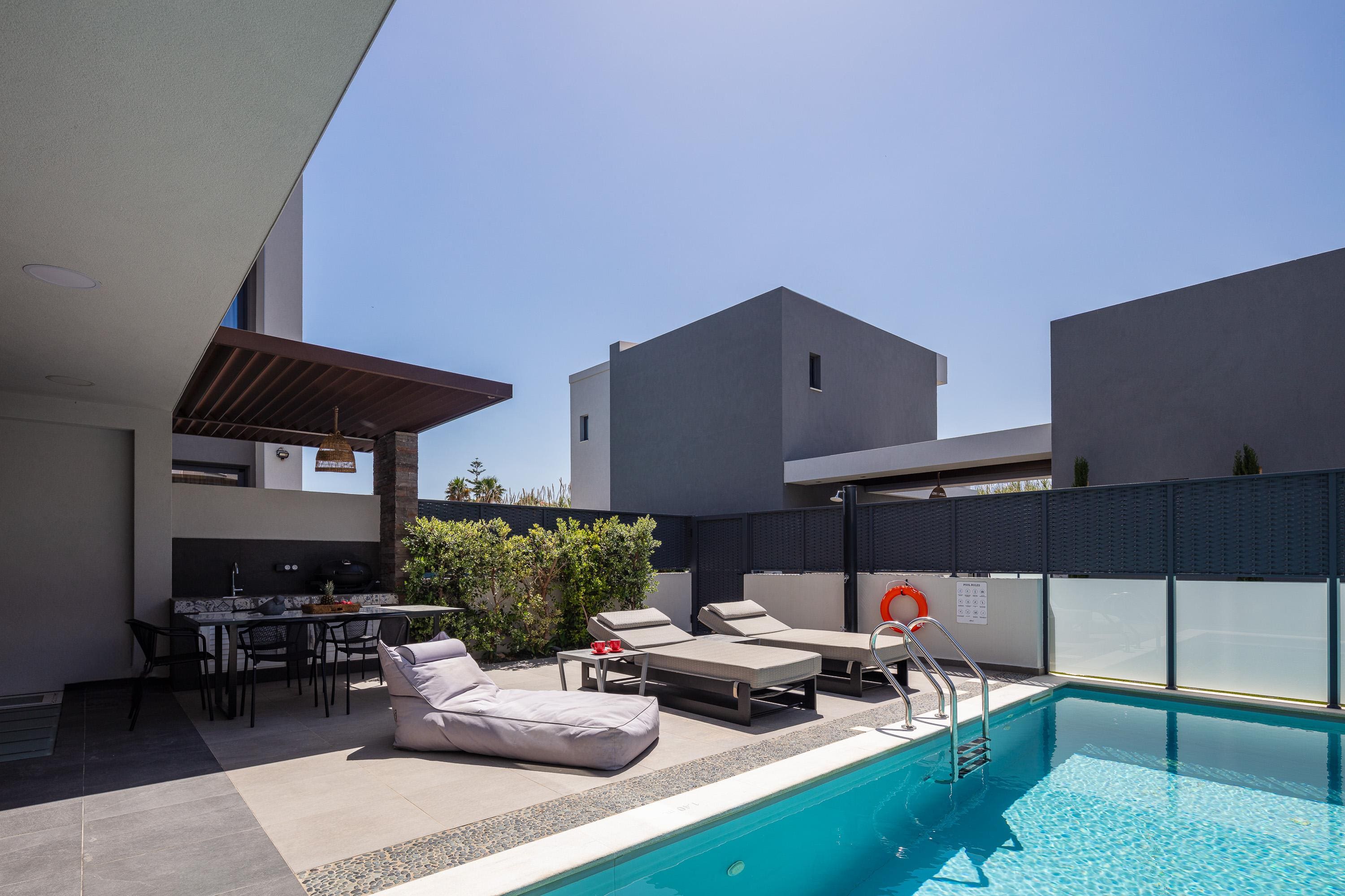 Villa Gargadi Chania: Charming 2-Bedroom Apartment with Private Pool and Sea Views, Chania