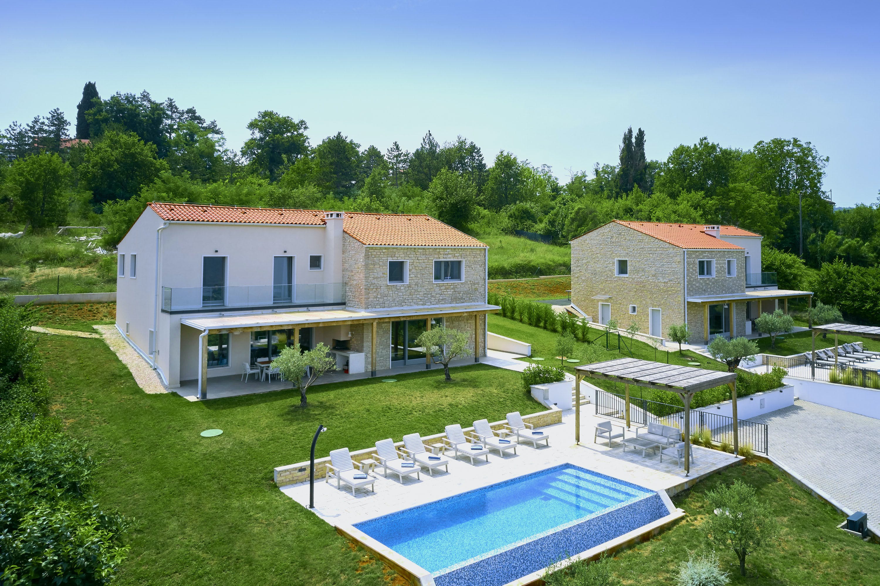 Villa Glagoljaš Višnjan: Luxury 4-Bedroom Villa with Heated Pool and Sea Views, Istria