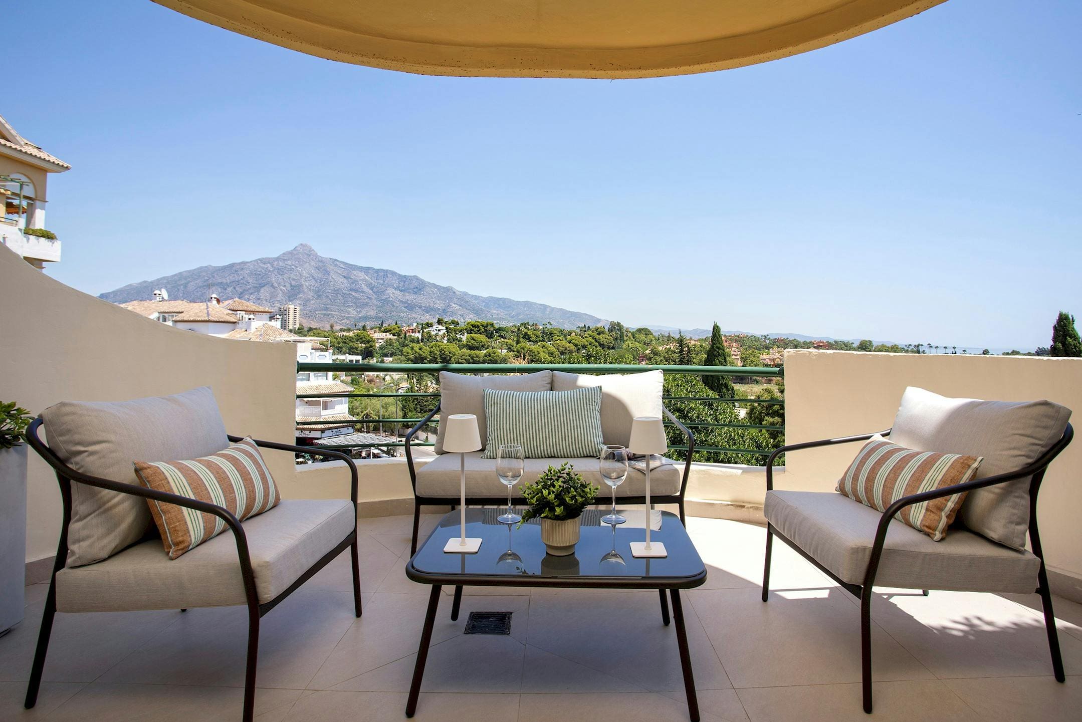 Villa Guadaiza San Pedro: Spacious 3-Bedroom Apartment with Sea Views and Pools, San Pedro de Alcántara