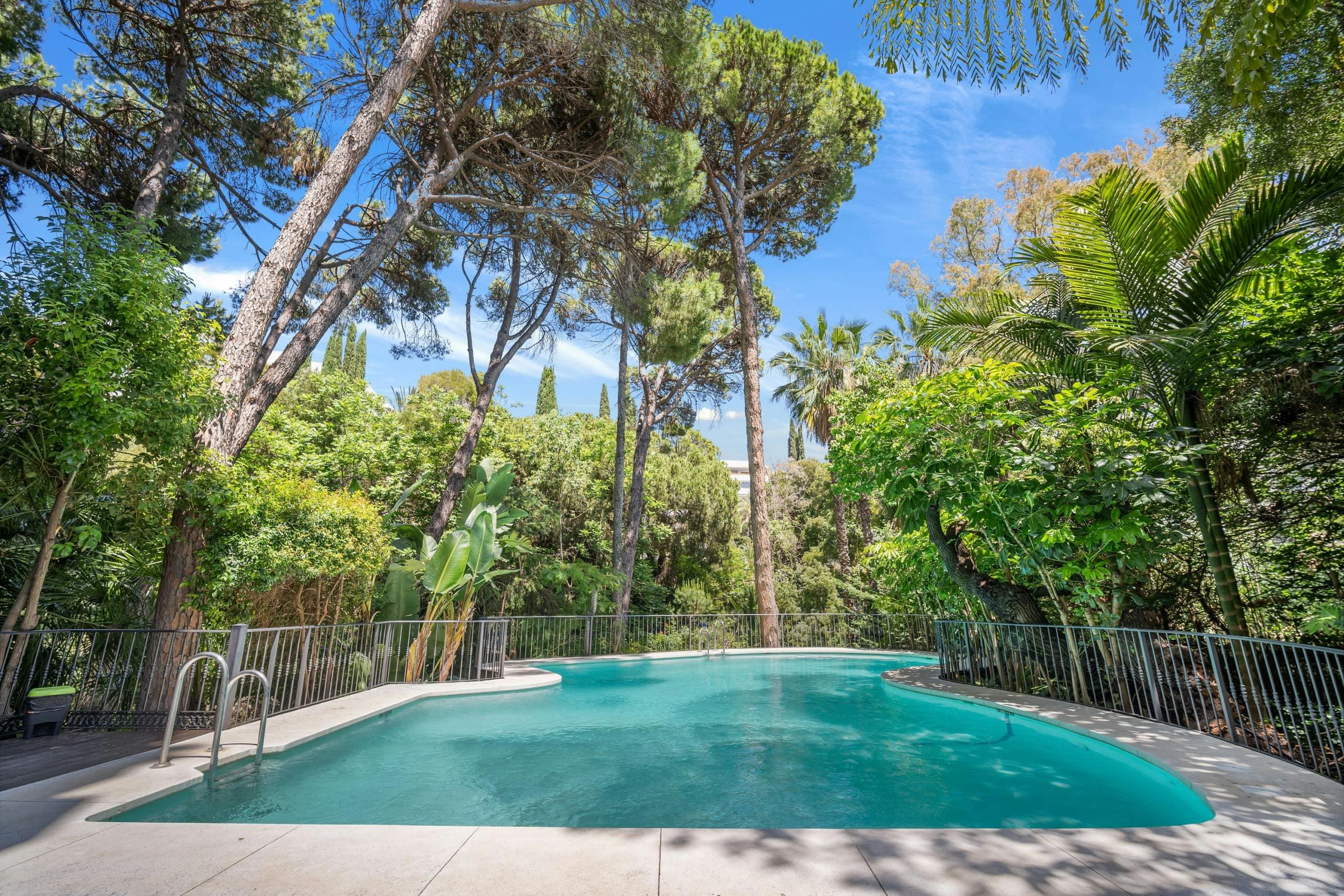 Villa Guadalmina Marbella: Stylish 2-Bedroom Apartment with Sea Views and Pool, Marbella
