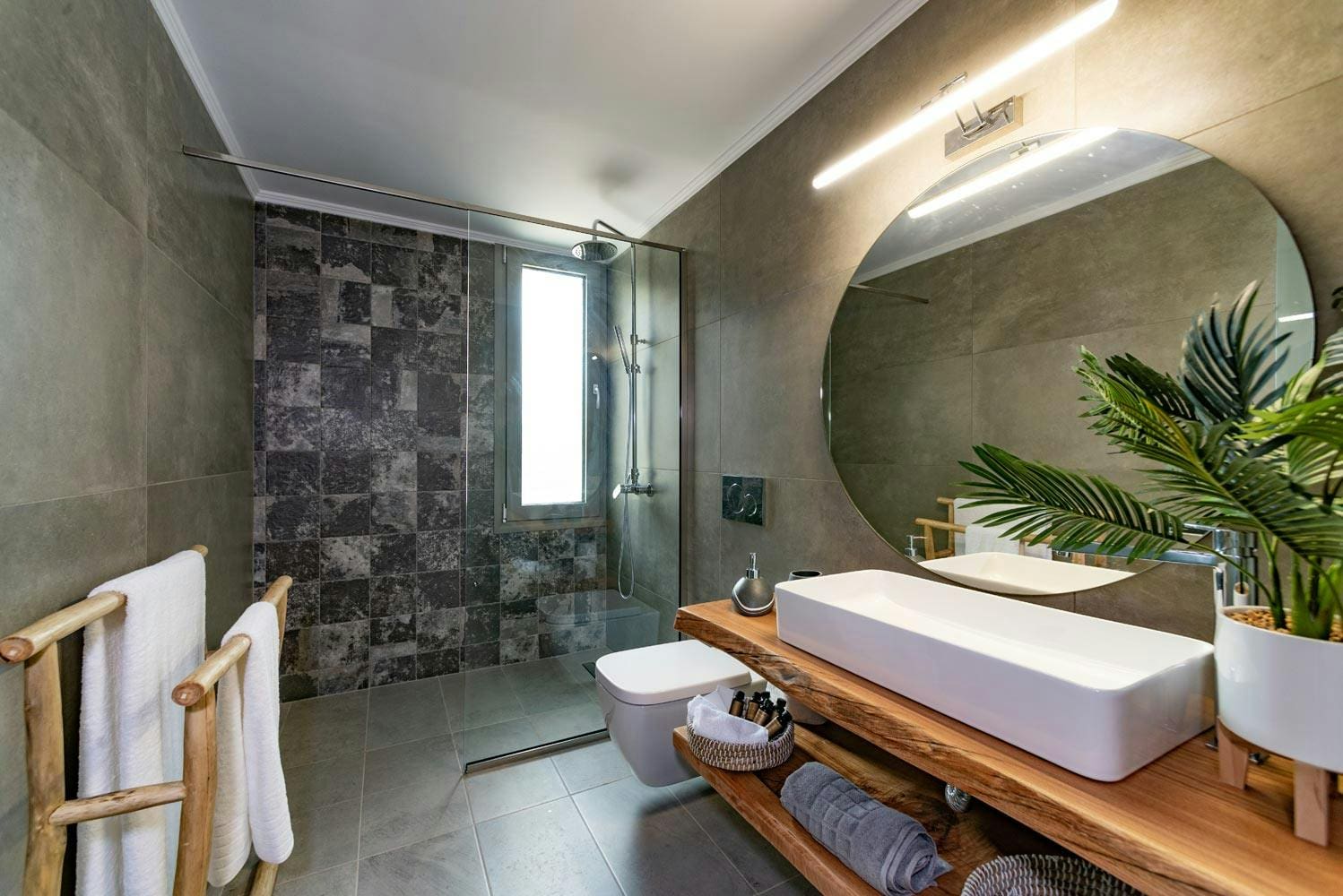 Villa Ionio Vlachopoulatika: Luxury 3-Bedroom Villa with Infinity Pool, Paxi