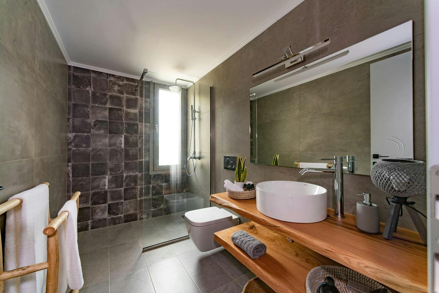 Villa Ionio Vlachopoulatika: Luxury 3-Bedroom Villa with Infinity Pool, Paxi