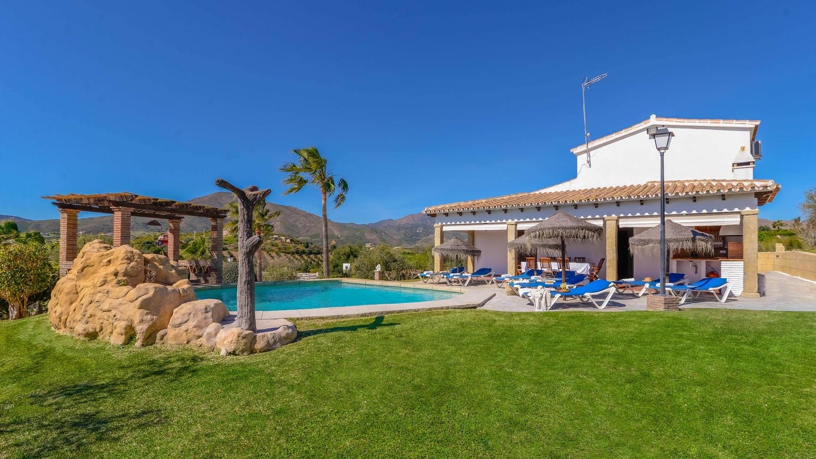 Villa Jaral Fuengirola: Spacious 4-Bedroom Apartment with Pool and Sea Views, Fuengirola