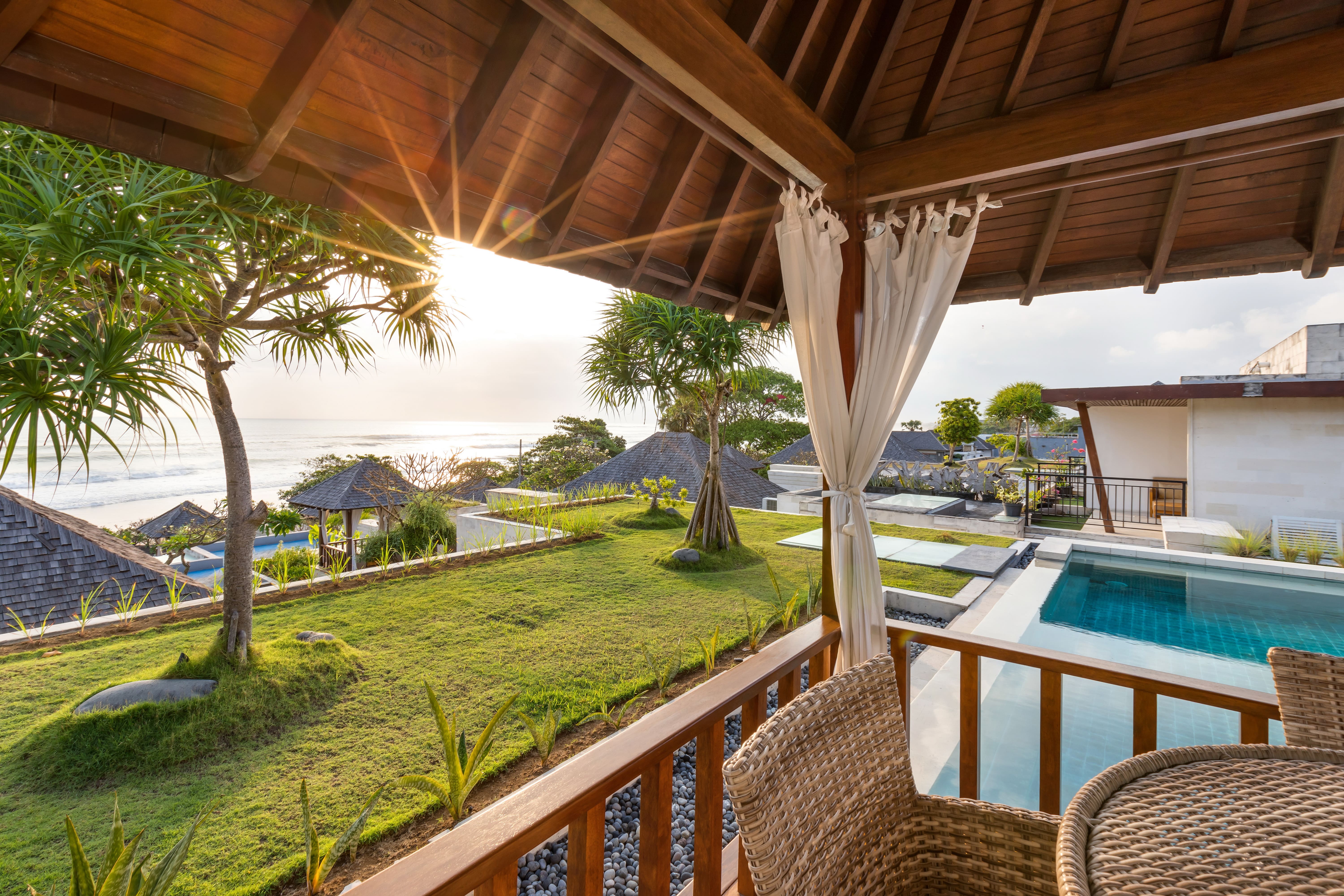 Villa Jukung Batu Belig: Luxury 3-Bedroom Apartment with Infinity Pool and Seaview, Bali