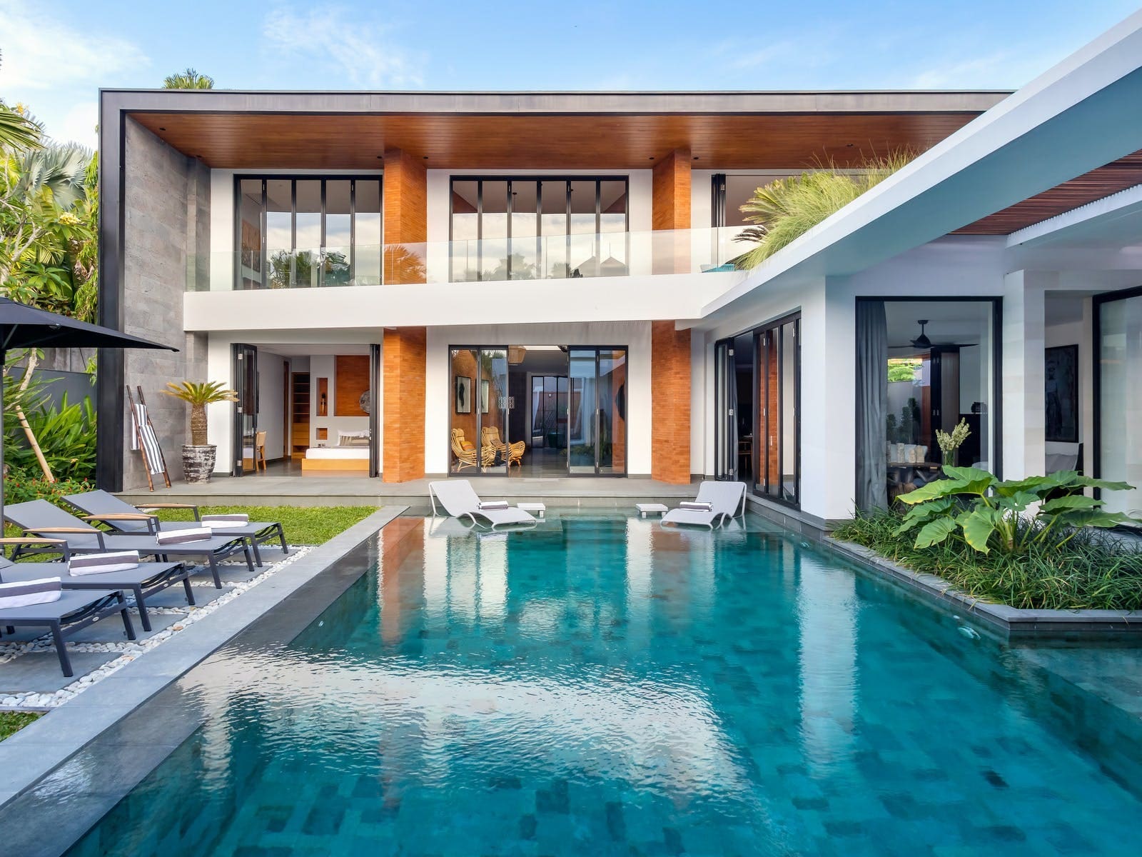 Villa Jukut Canggu: Luxury 4-Bedroom Villa with Private Pool and Seaview, Bali