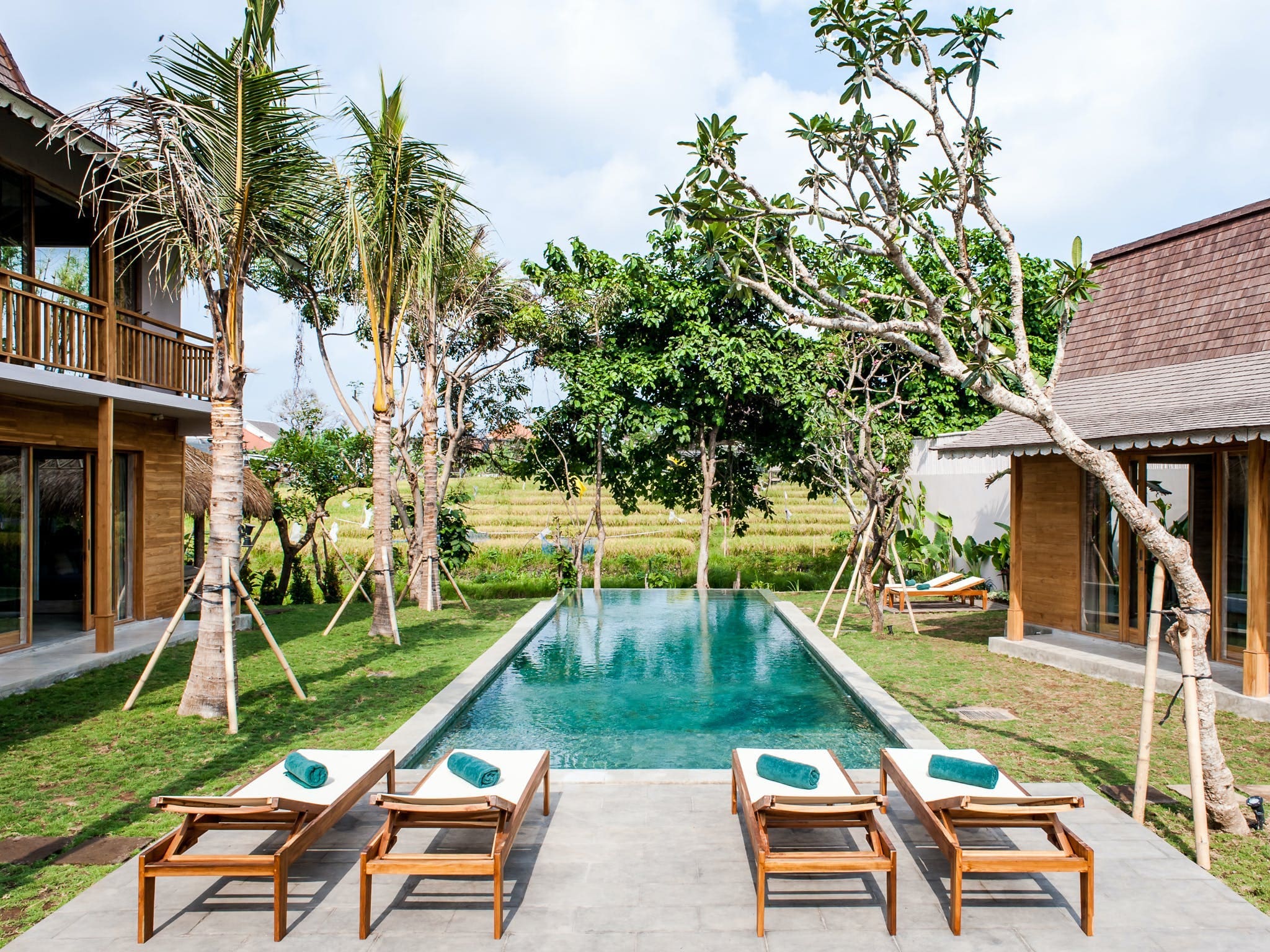 Villa Juwuk Kerobokan: Spacious 5-Bedroom Apartment with Infinity Pool and Sea Views, Bali