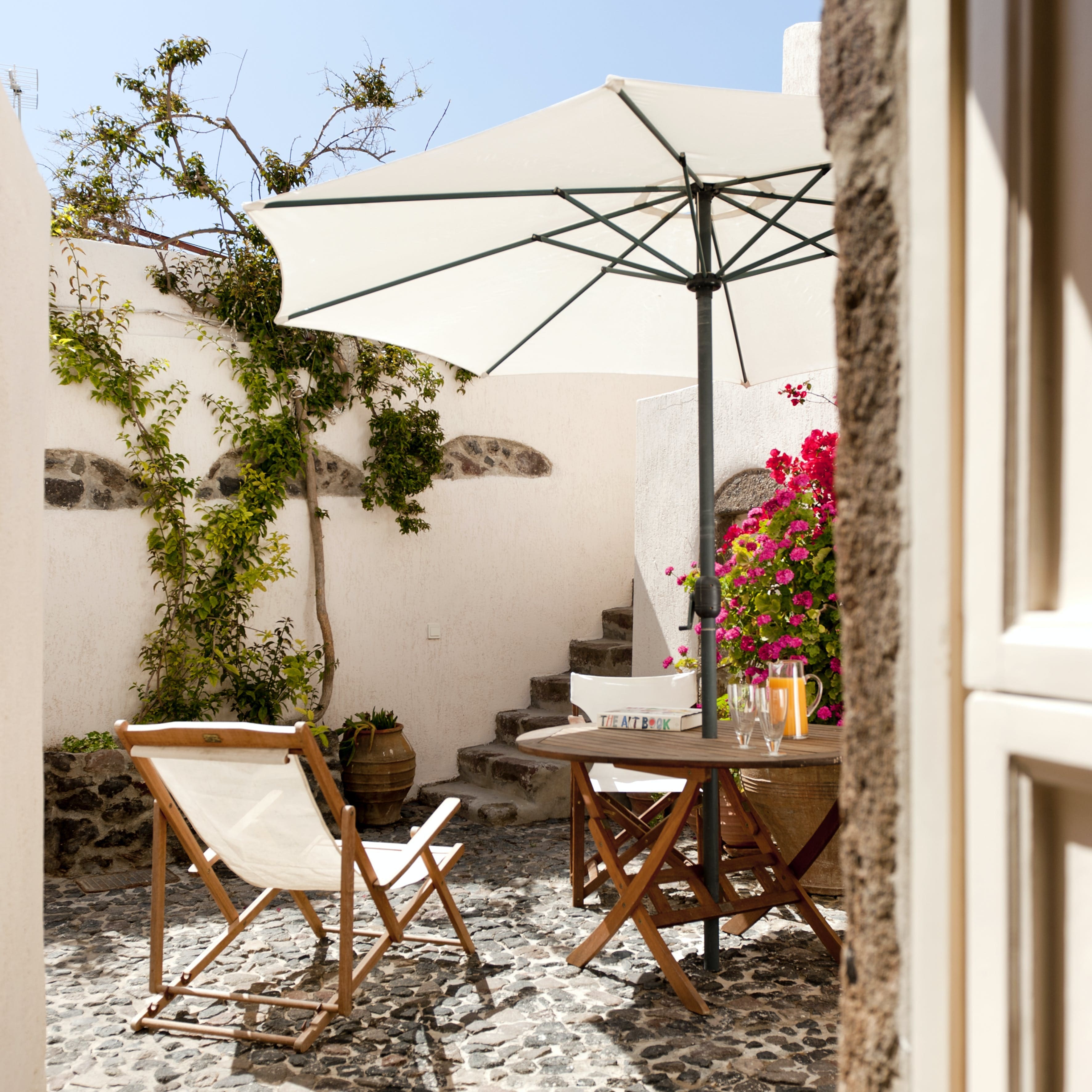 Villa Kallistē Megalochori: Charming 2-Bedroom Apartment with Hot Tub and Sea Views, Santorini